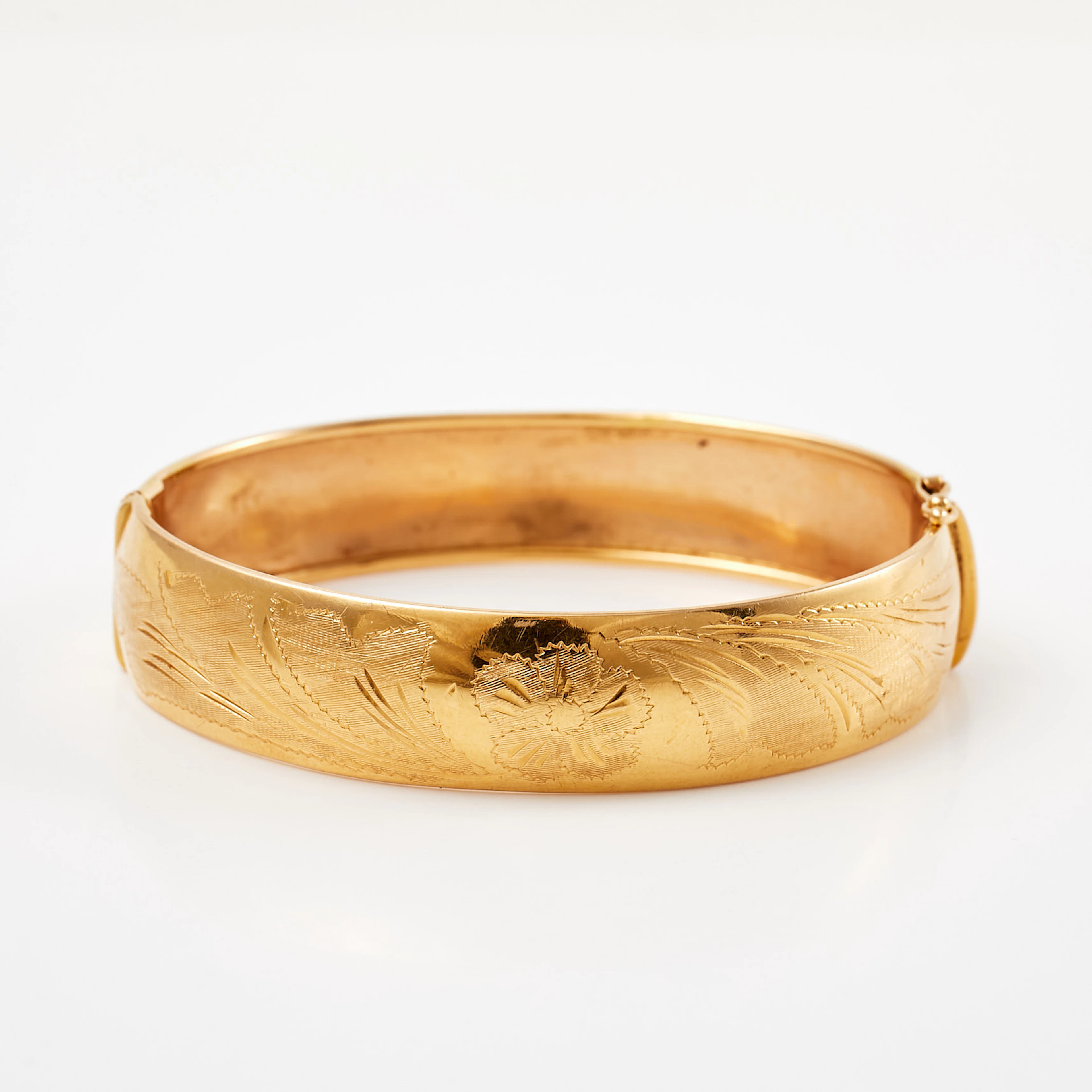 ARMRING, 18 k guld, öppningsbar, ciselerad floral dekor, 1900-tal.