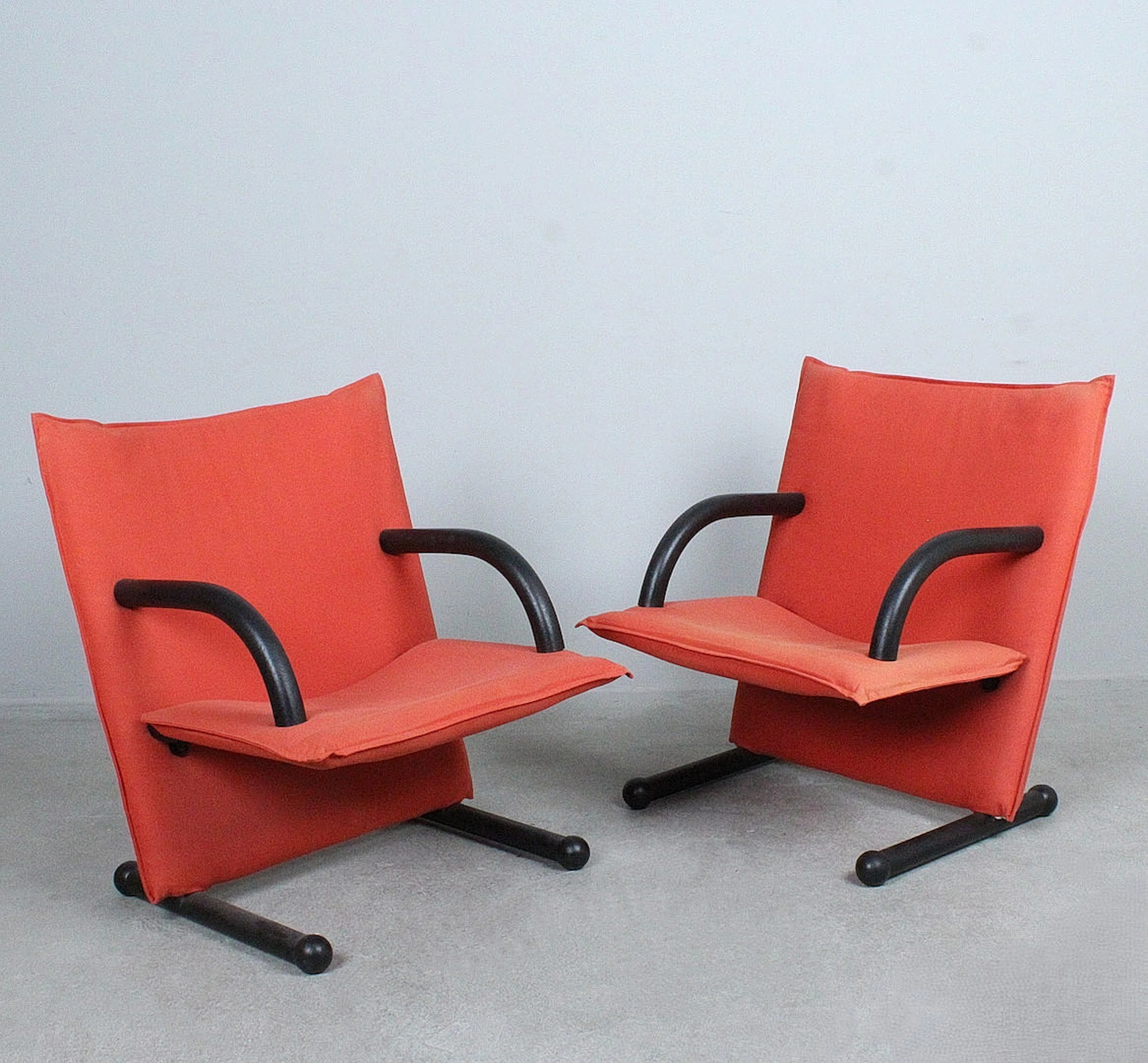BURKHARD VOGTHERR. Arflex. Paar postmoderne Sessel / Lounge Chairs