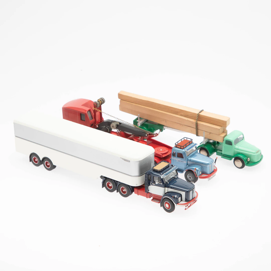 TEKNO, drei LKW: Holztransporter, LKW mit einem Anhänger und LKW mit