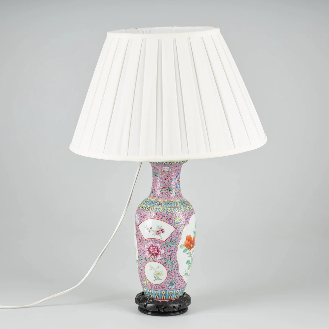 LAMPA/VAS. Kinesisk vas omgjord till lampa. 1900-tal.