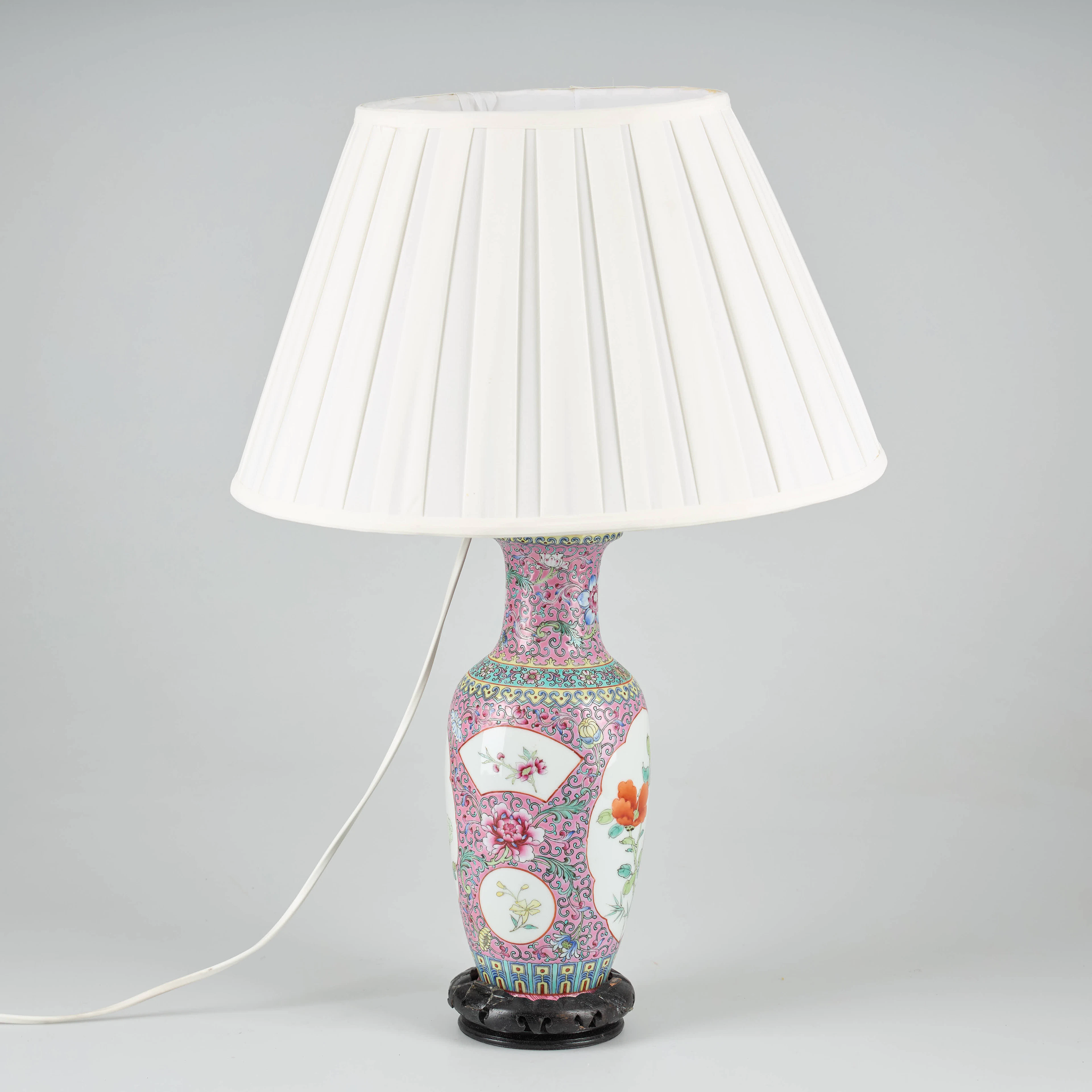 LAMPA/VAS. Kinesisk vas omgjord till lampa. 1900-tal.
