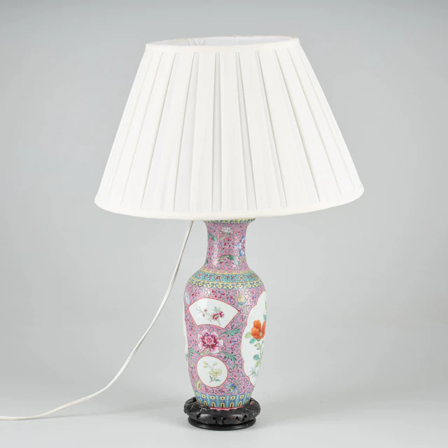 LAMPA/VAS. Kinesisk vas omgjord till lampa. 1900-tal.