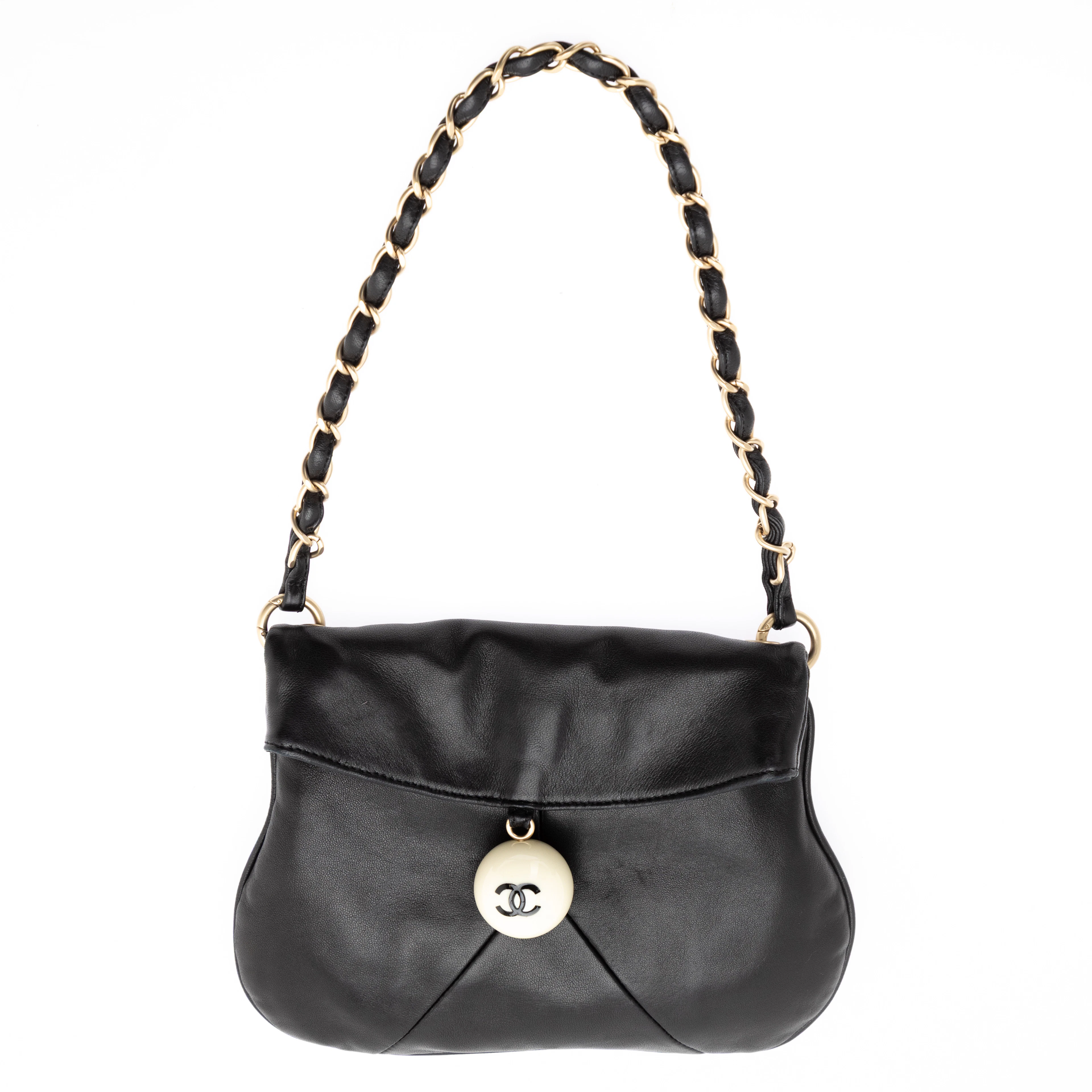 CHANEL. Kleine Tasche, Resin Logo Ball, 2004.