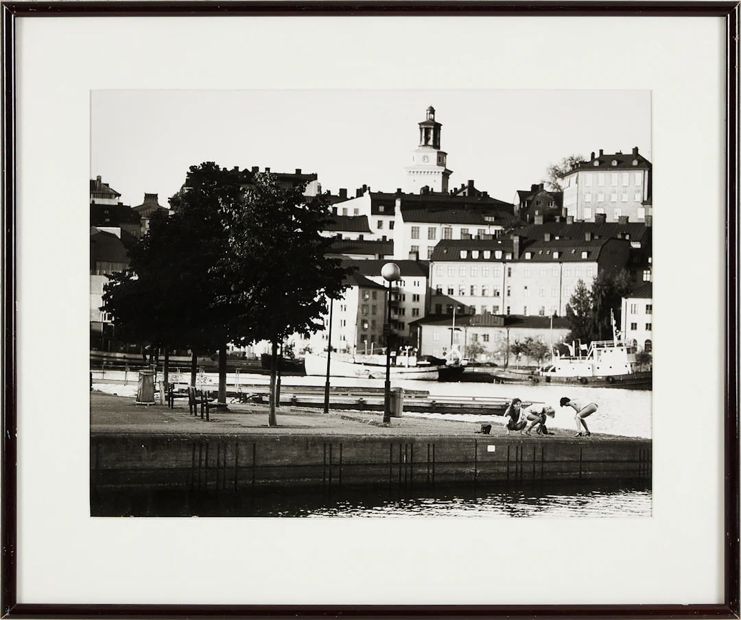 WALTER HIRSCH. Fotografi, Stockholmsvy, signerad a tergo med dedikation.
