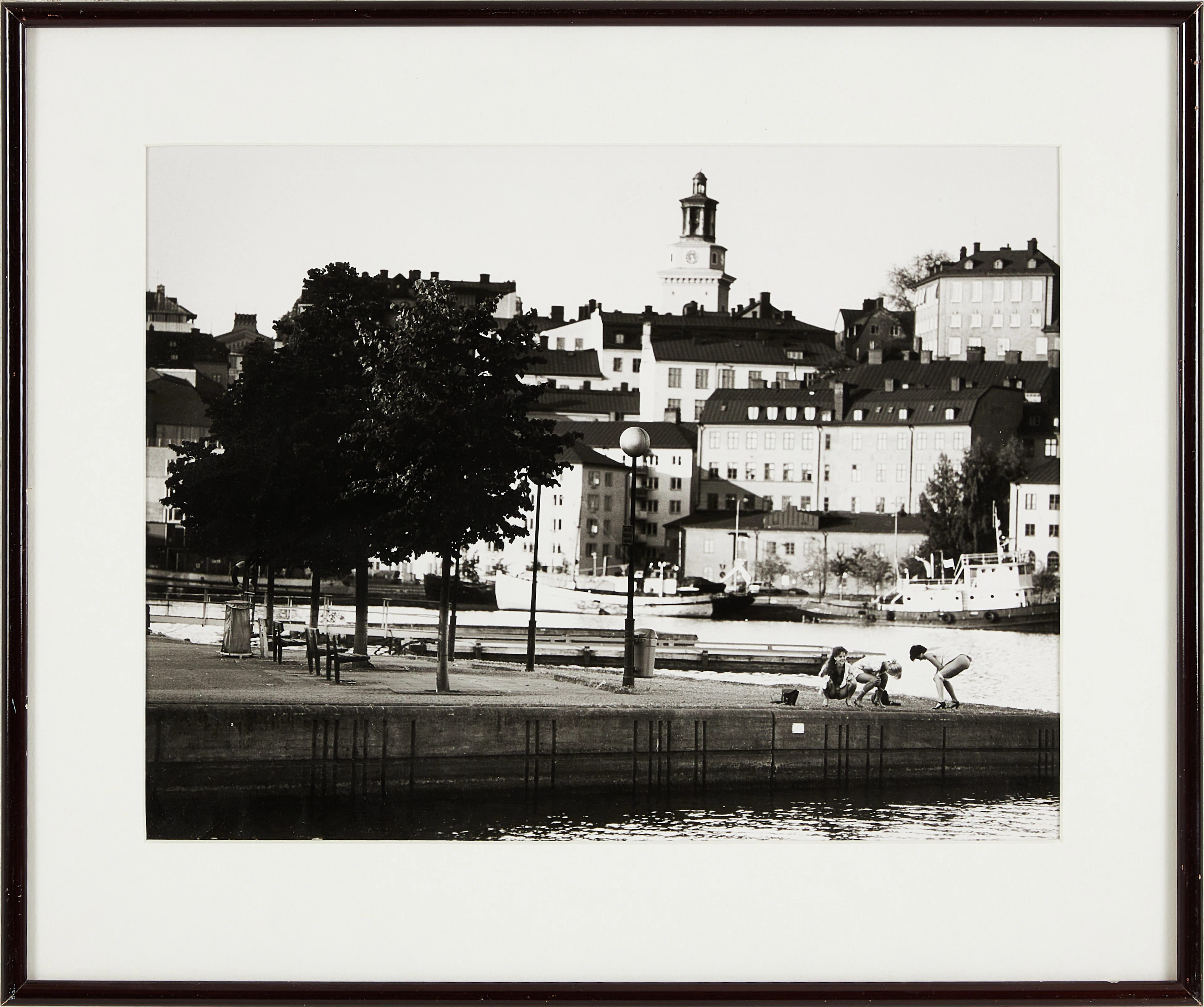 WALTER HIRSCH. Fotografi, Stockholmsvy, signerad a tergo med dedikation.