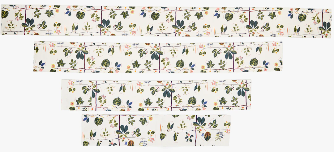 JOSEF FRANK. Gardinkappor, 4 st., "US Tree", för Firma Svenskt Tenn, hellinne.