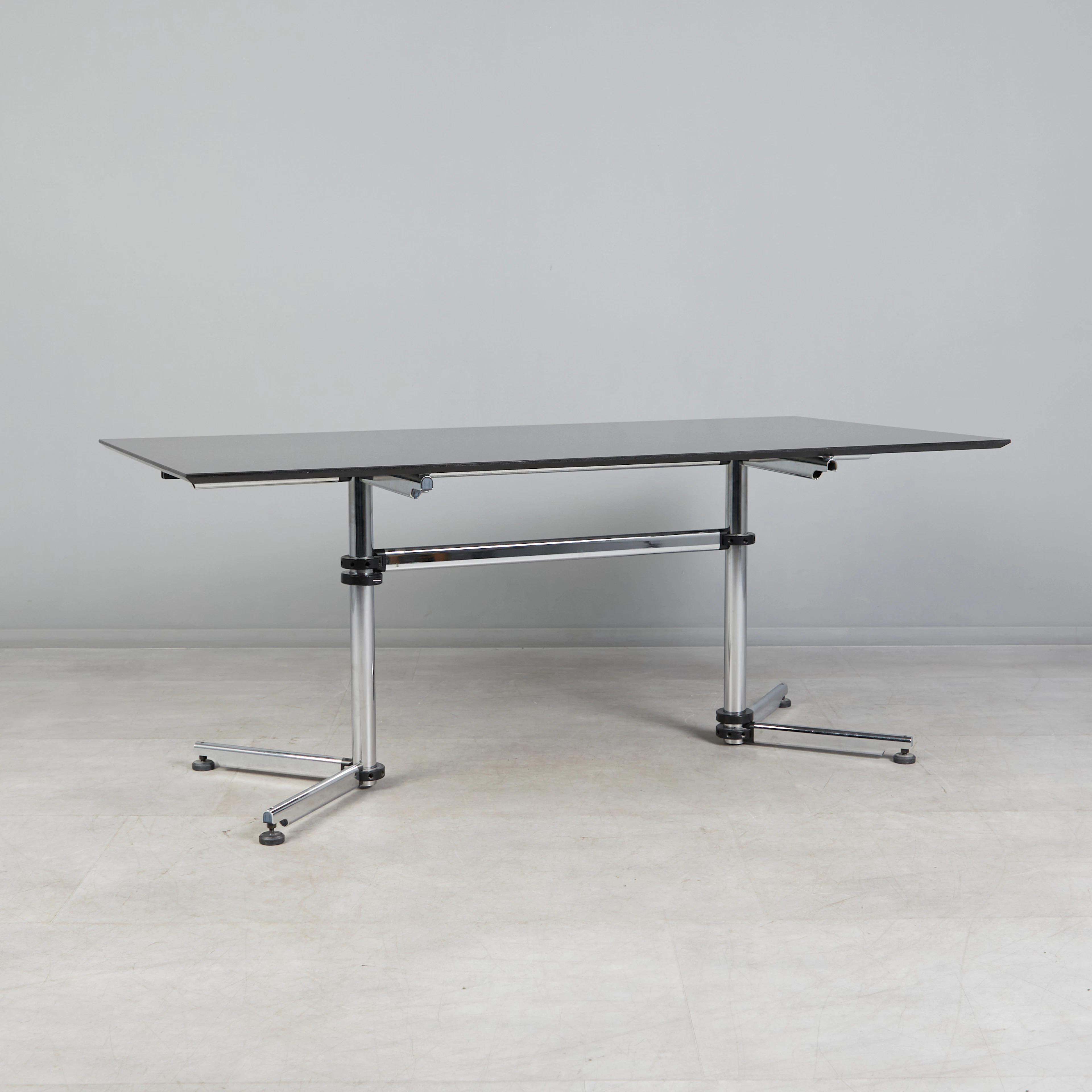 USM Haller, Tisch / Esstisch, Modell 'Kitos', Stahl, verchromt, Stein