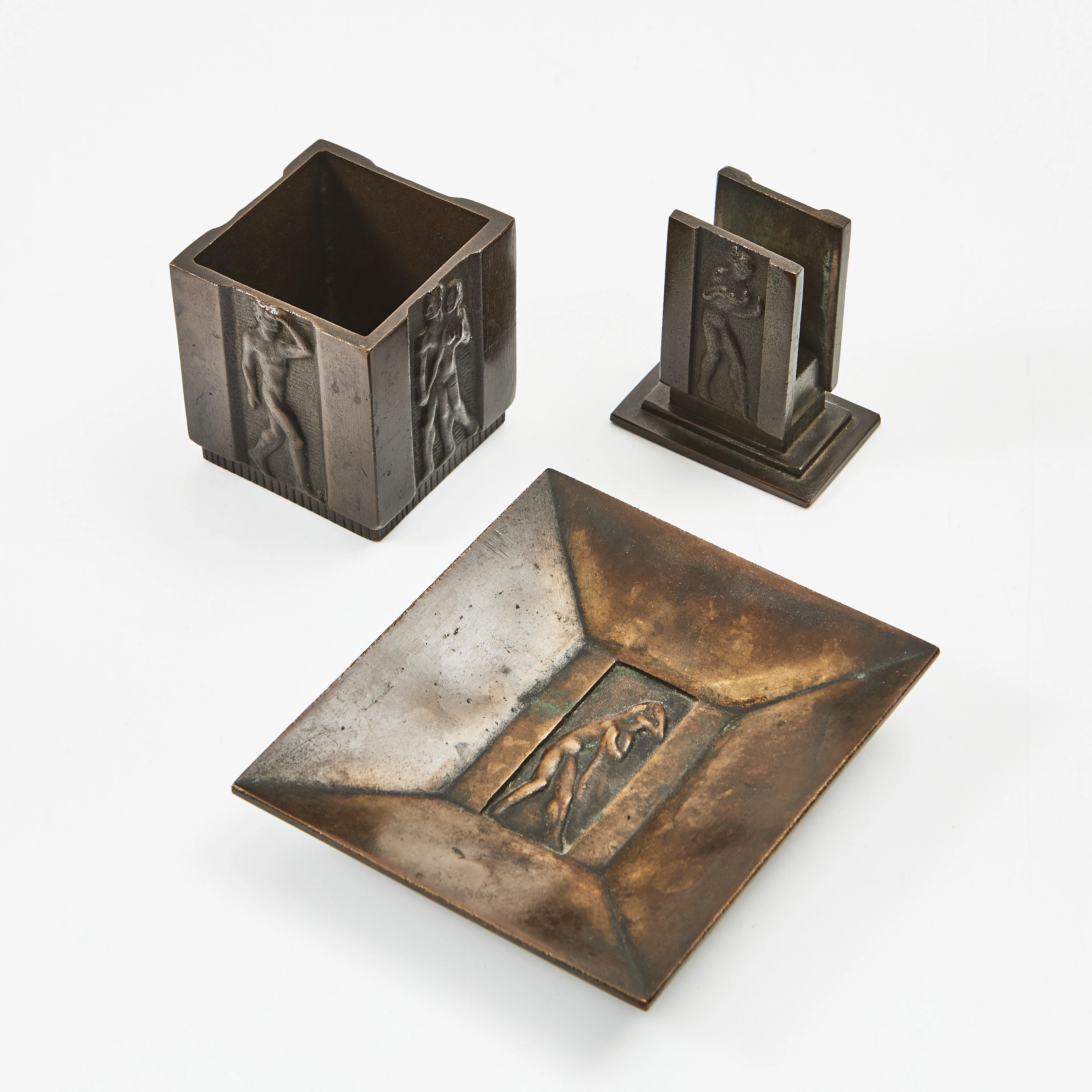 RÖKBORDSSET, patinerat brons, GAB 1920/30-tal. Dekor i relief.