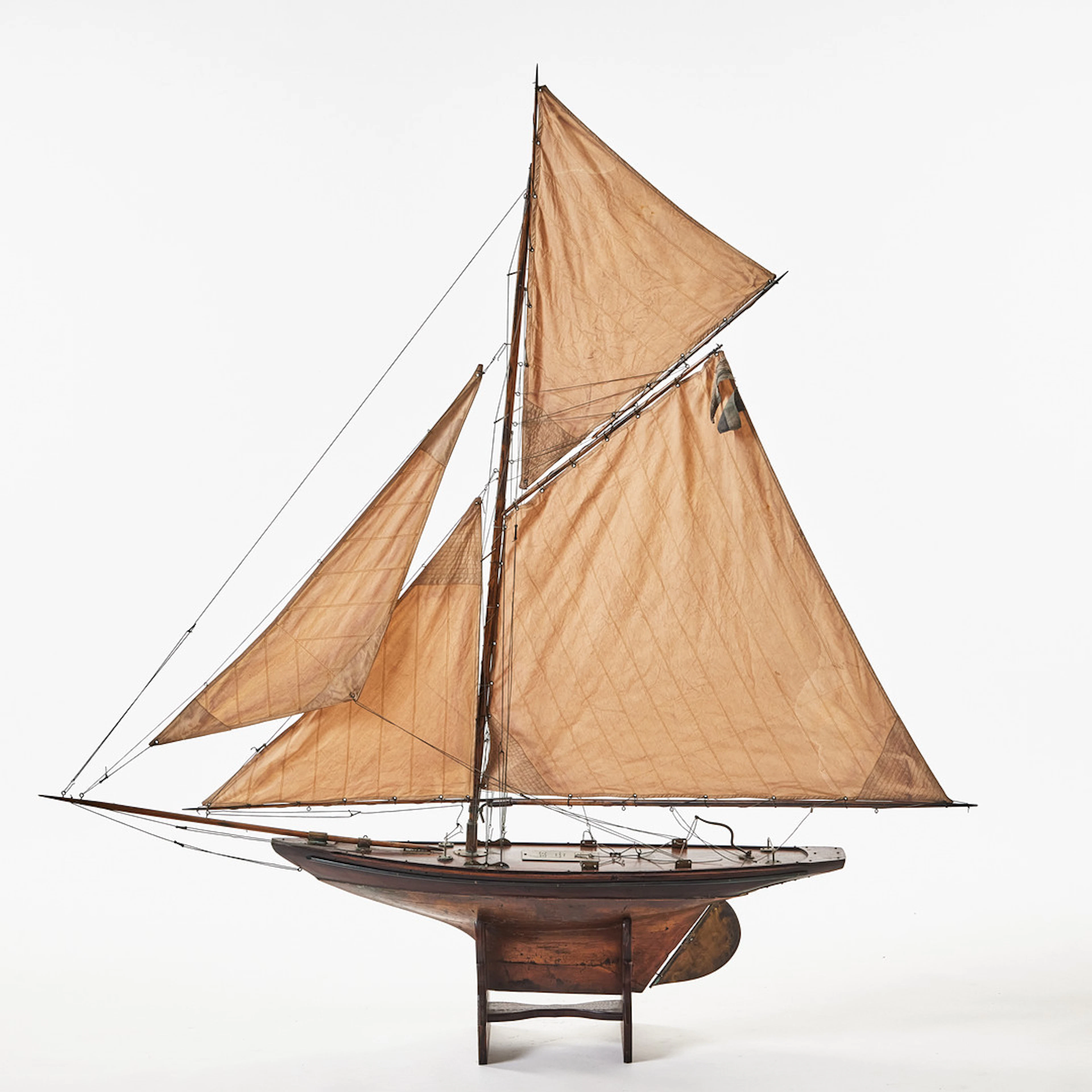 POND YACHT, seglande modell, föreställande slup, blockbyggd, skrovet