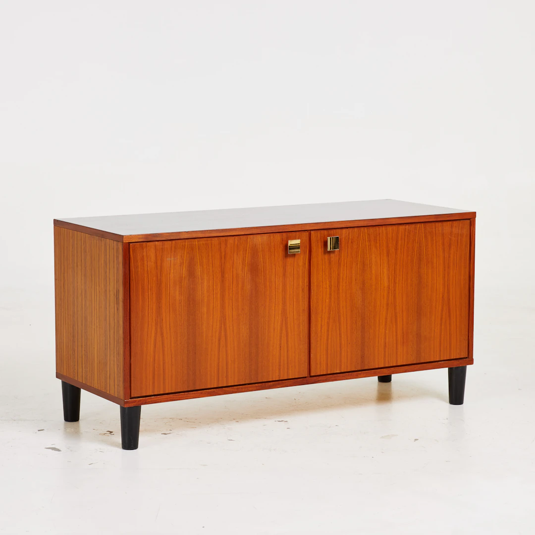 SIDEBOARD, ca 1960-tal, fanér teak, beslag i mässing, hyllinredning