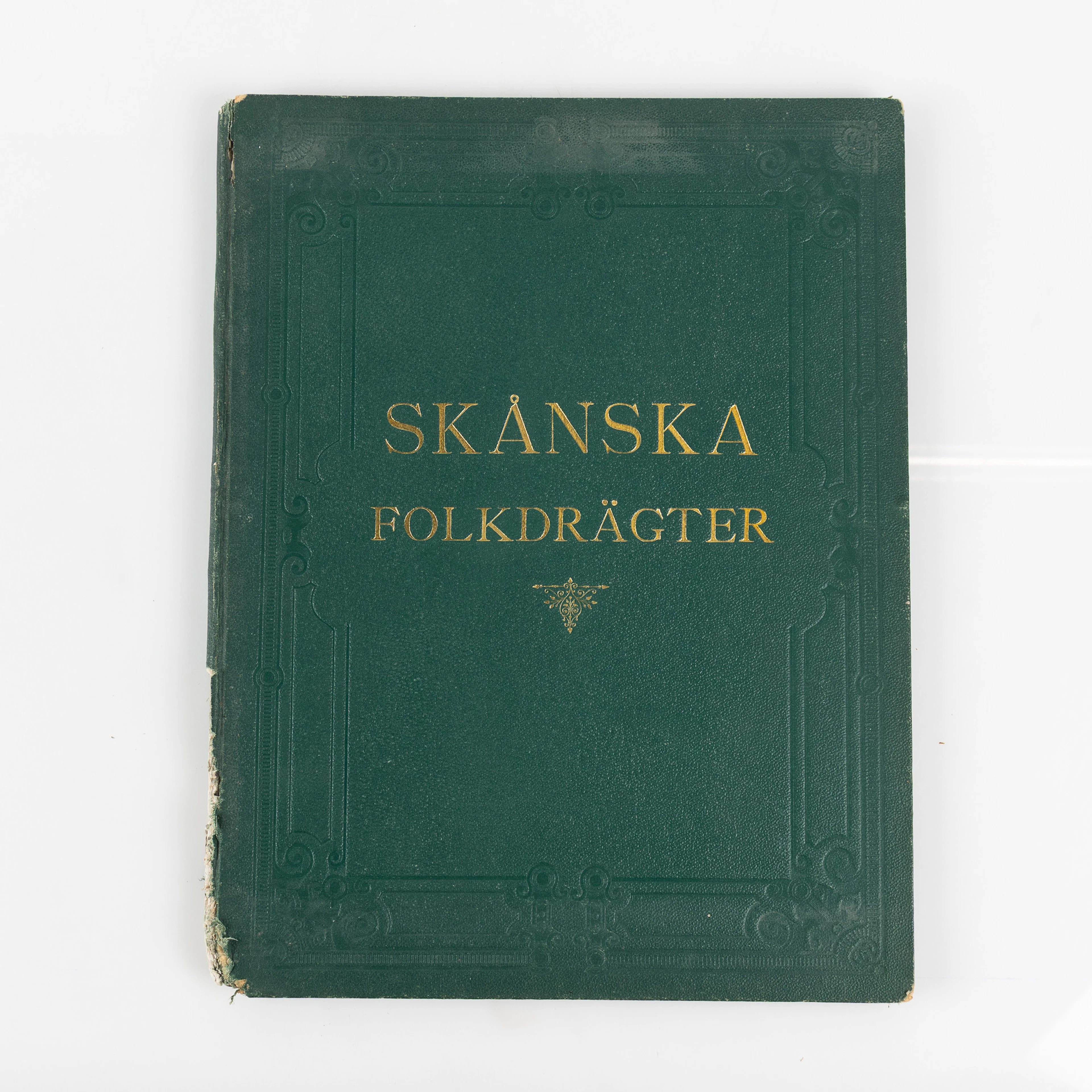 BOK, "Skånska Folkdrägter", illustrerad av O. Wallgren och text av