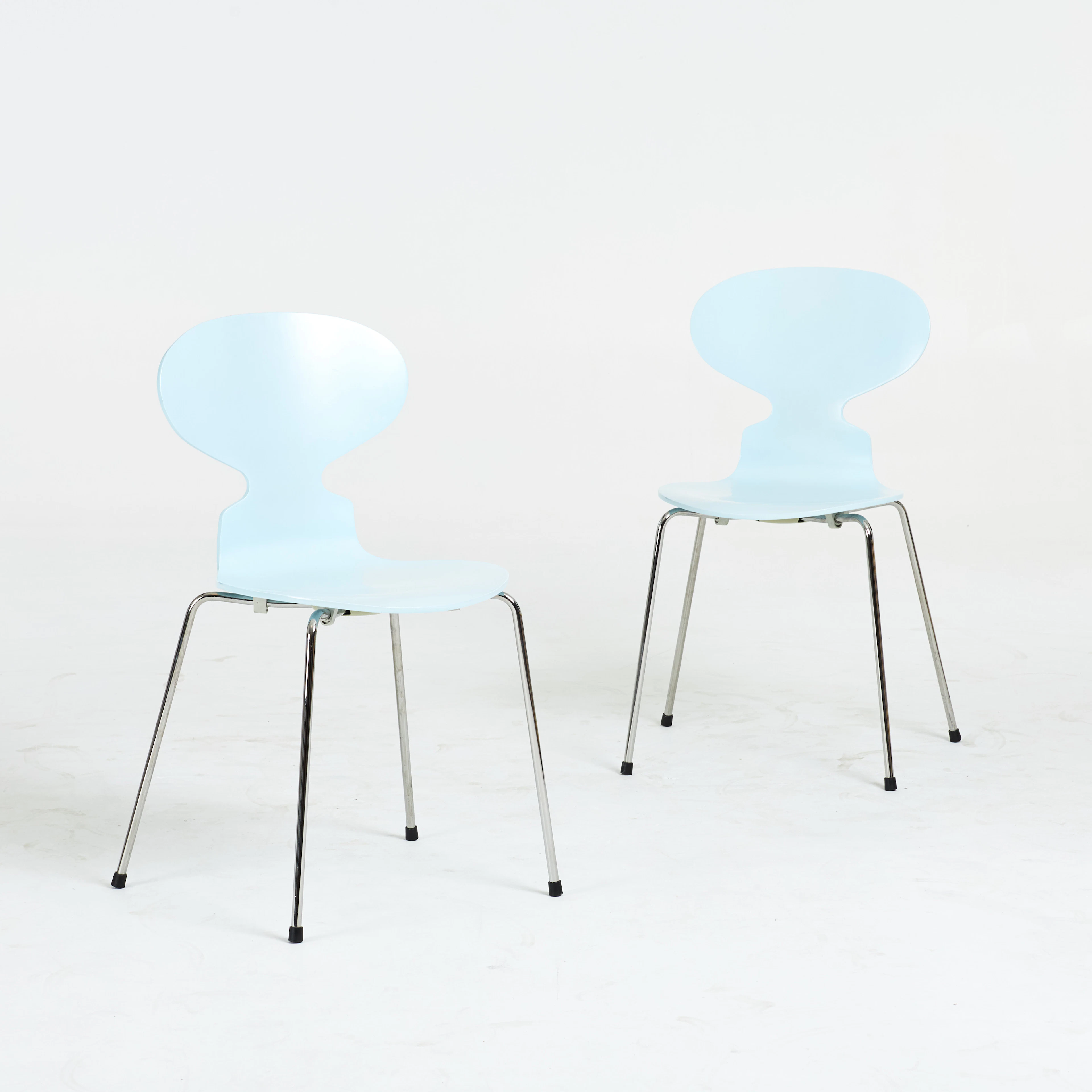 ARNE JACOBSEN. Stolar, 1 par, "Myran", bemålade i isblå, kromade benställningar