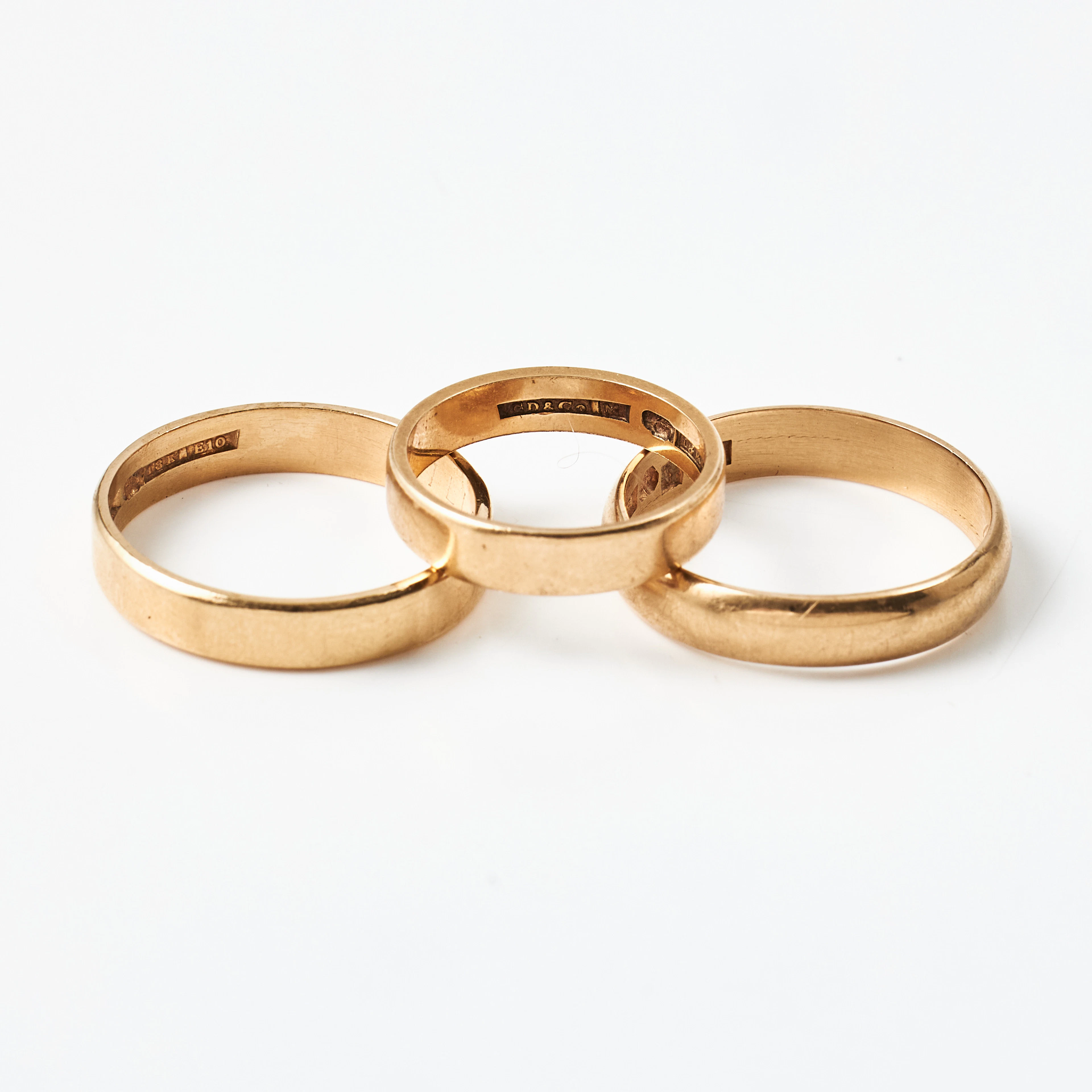 VIGSELRINGAR, 3 st., 18 k guld, släta modeller, svenska stämplar