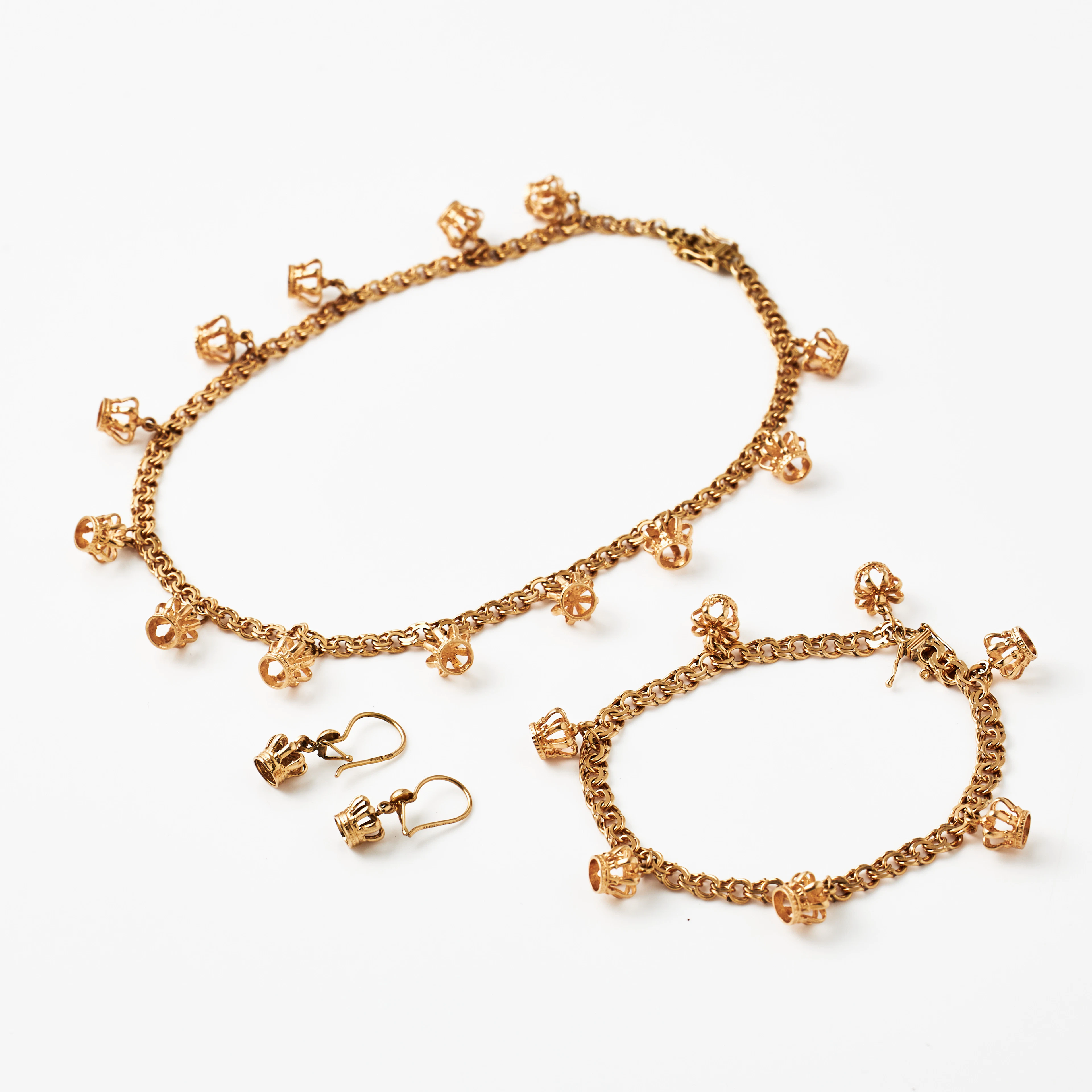COLLIER, ARMBAND, ÖRHÄNGEN, 1 par, 18 k guld, Bismarck, dekor med