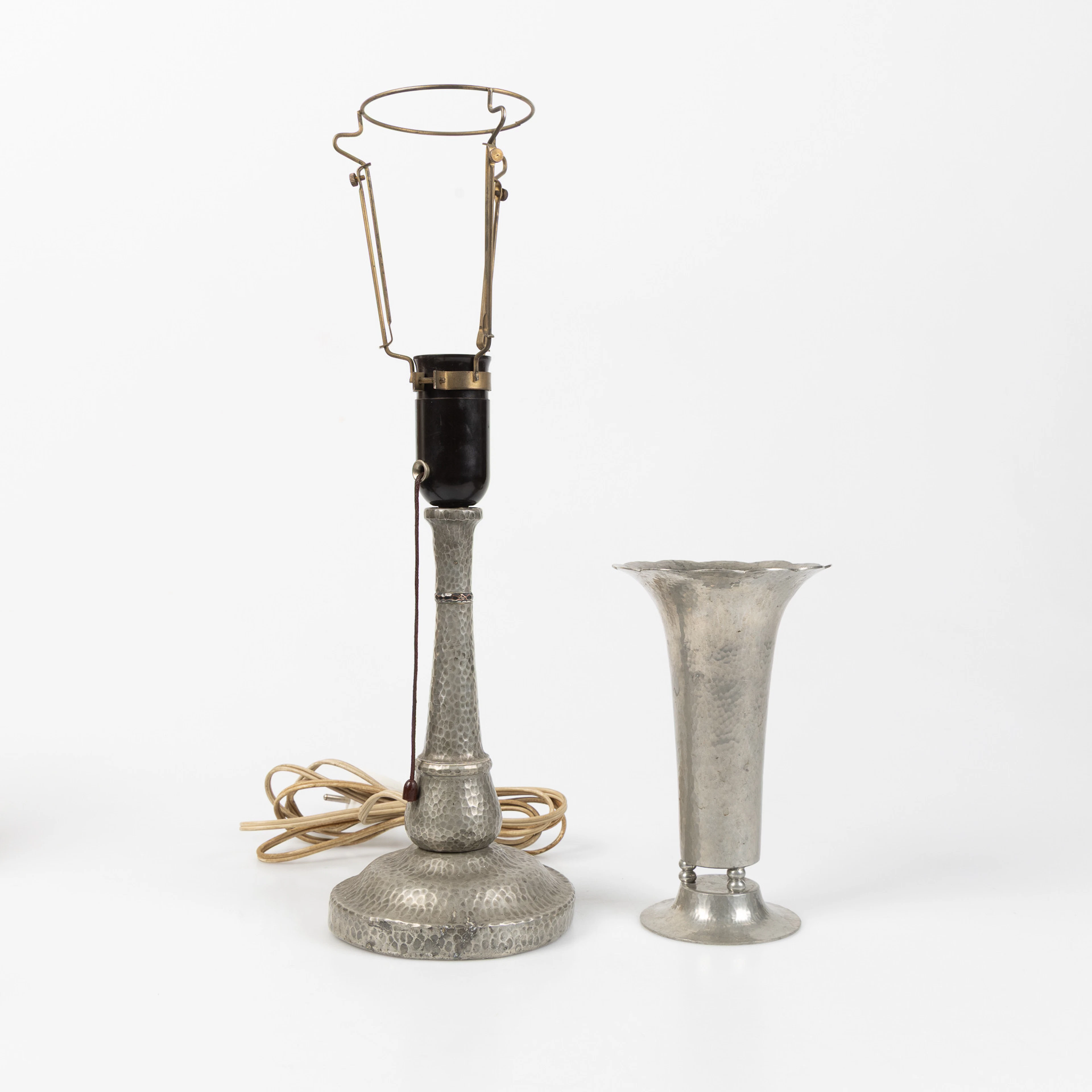 BORDSLAMPA SAMT VAS, tenn, 1910-30-tal.