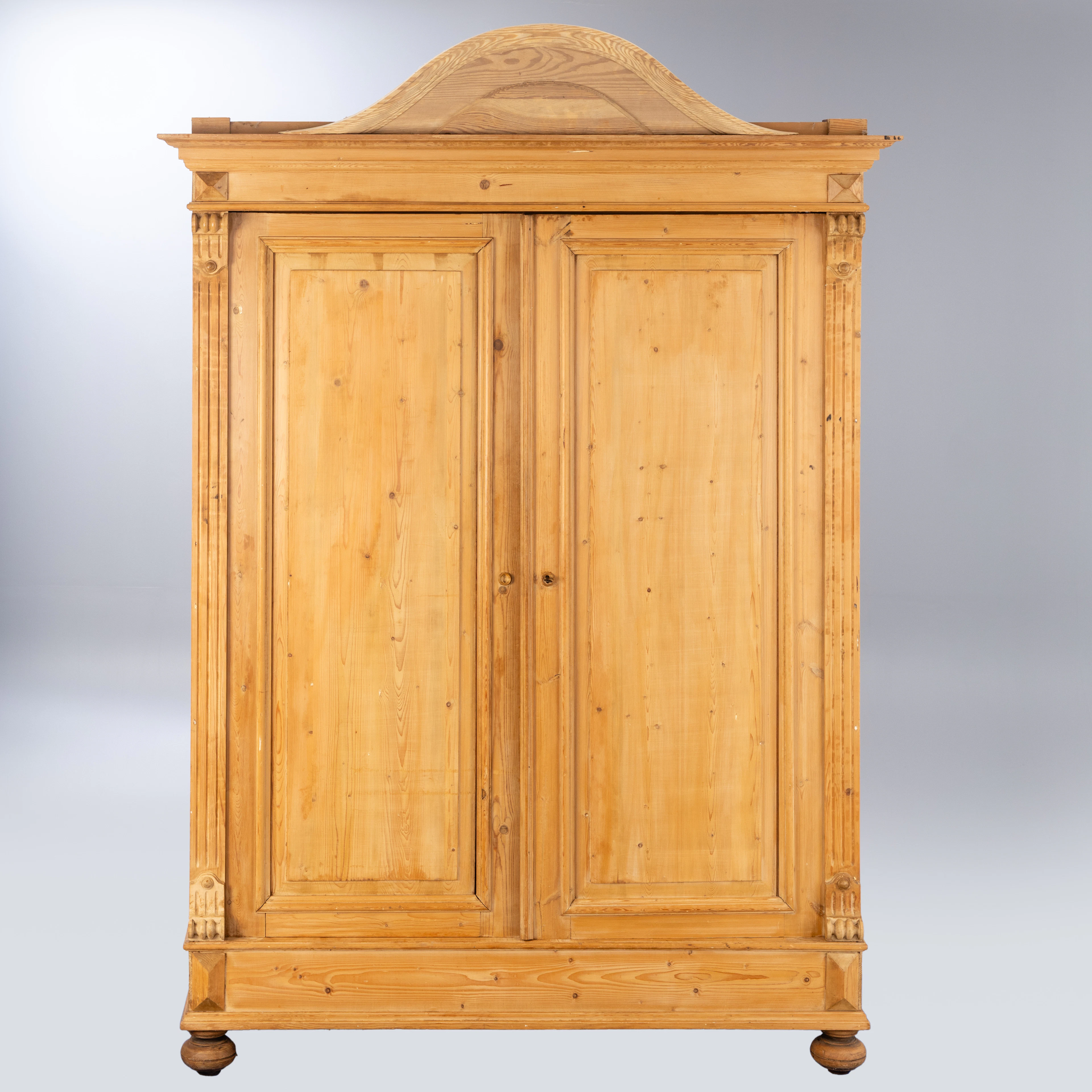 Gründerzeit-Kleiderschrank, Nadelholz, um 1890.