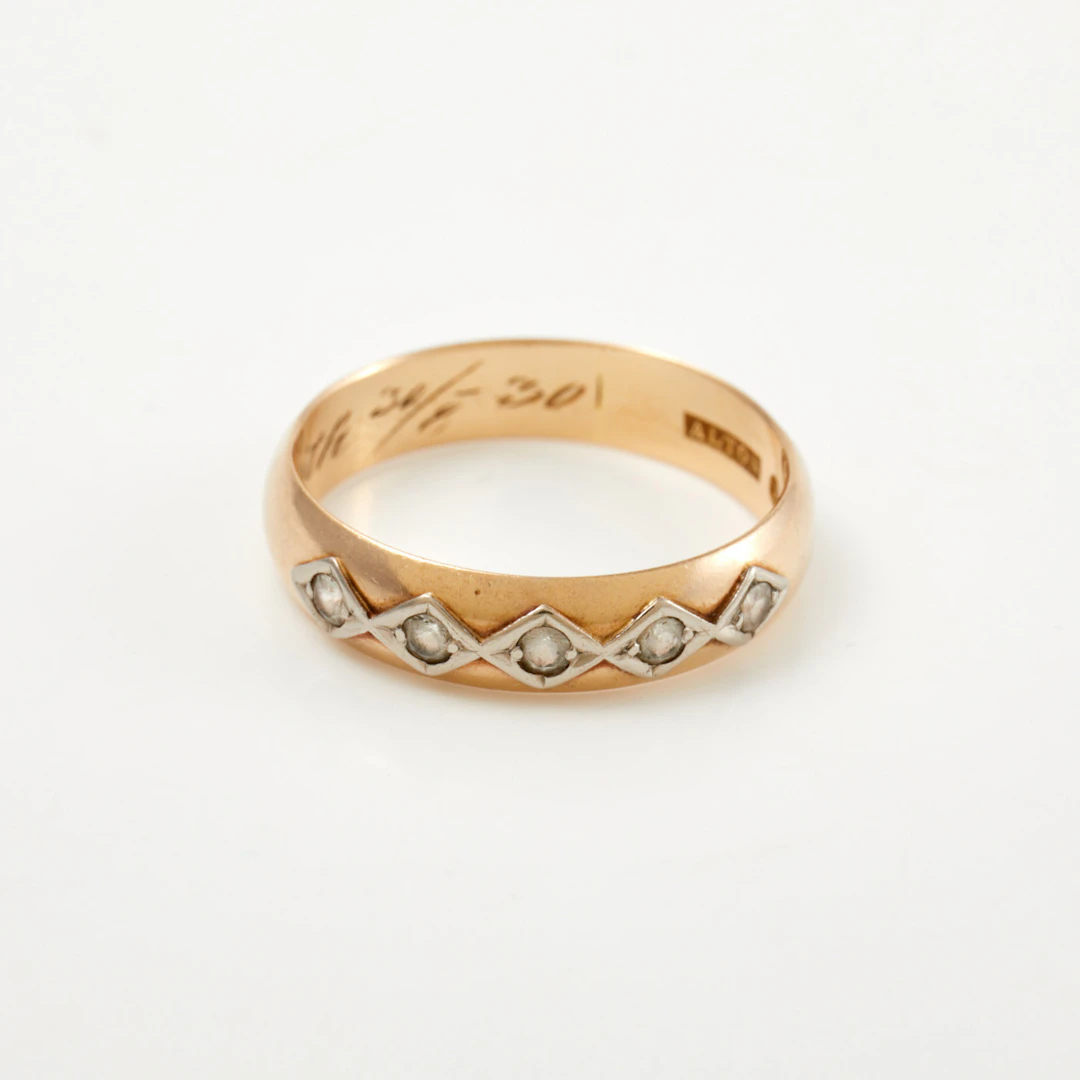 RING, 18 k röd- samt vitguld, 5 fasettslipade syntetiska safirer