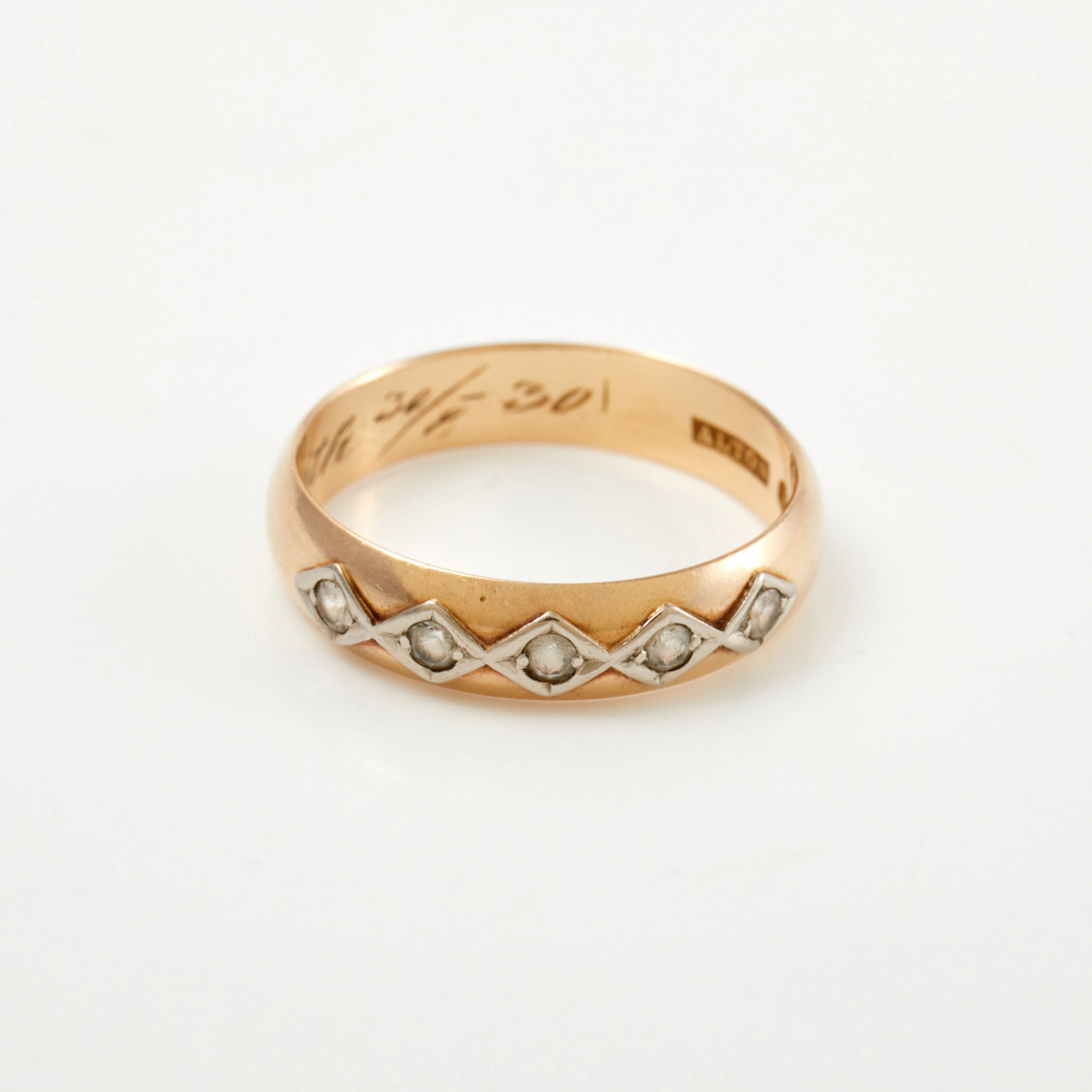 RING, 18 k röd- samt vitguld, 5 fasettslipade syntetiska safirer