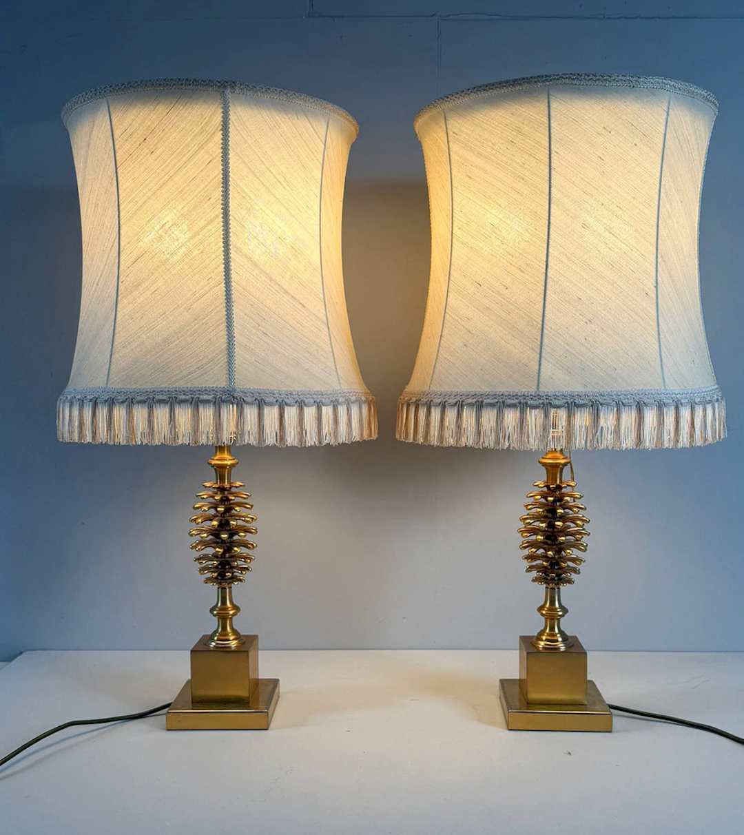 2er Set Tischlampen Hollywood Regency von Maison Charles, Zapfen/Pinie