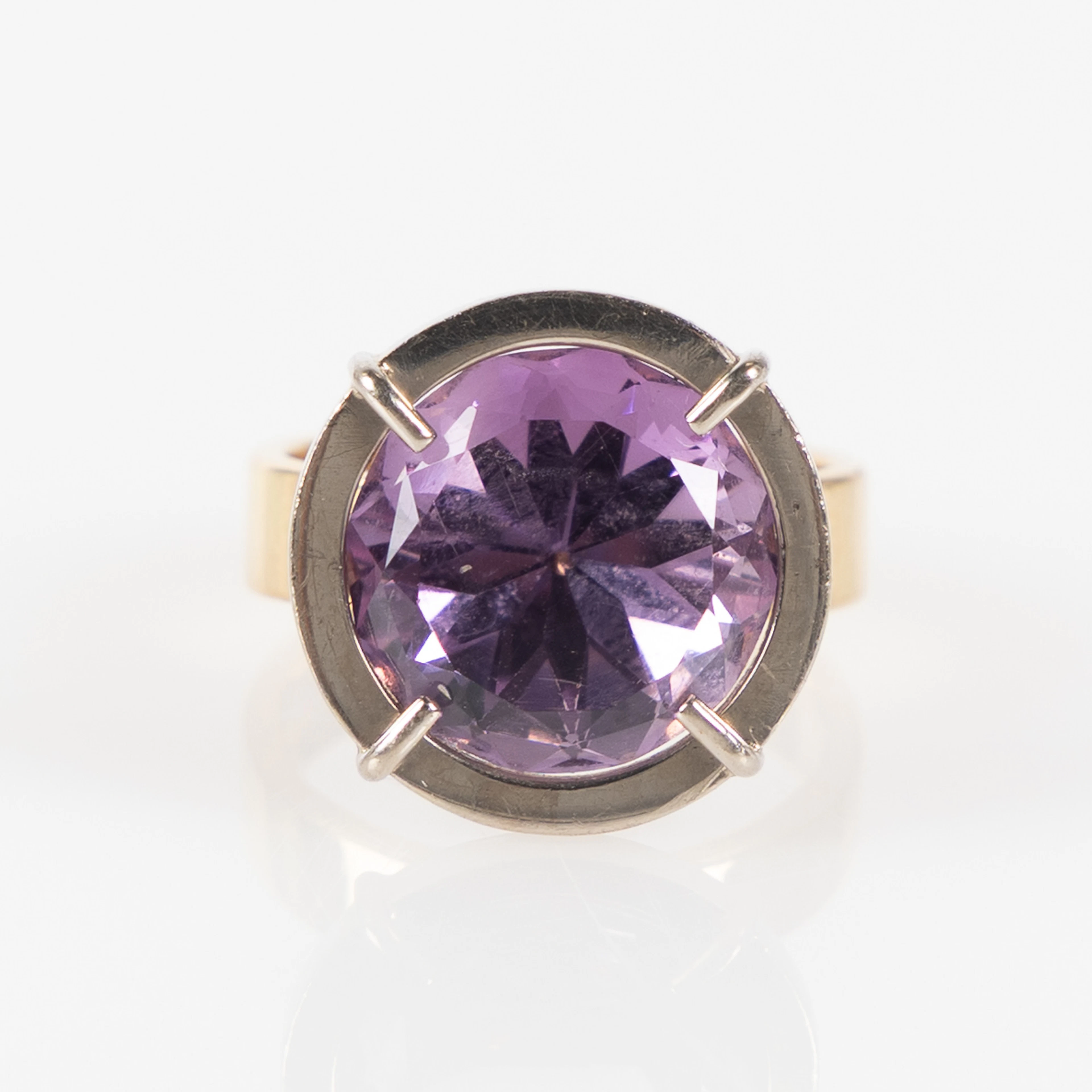 RING, 18K guld med fasettslipad ametist, AgAu, Stockholm, 2002.