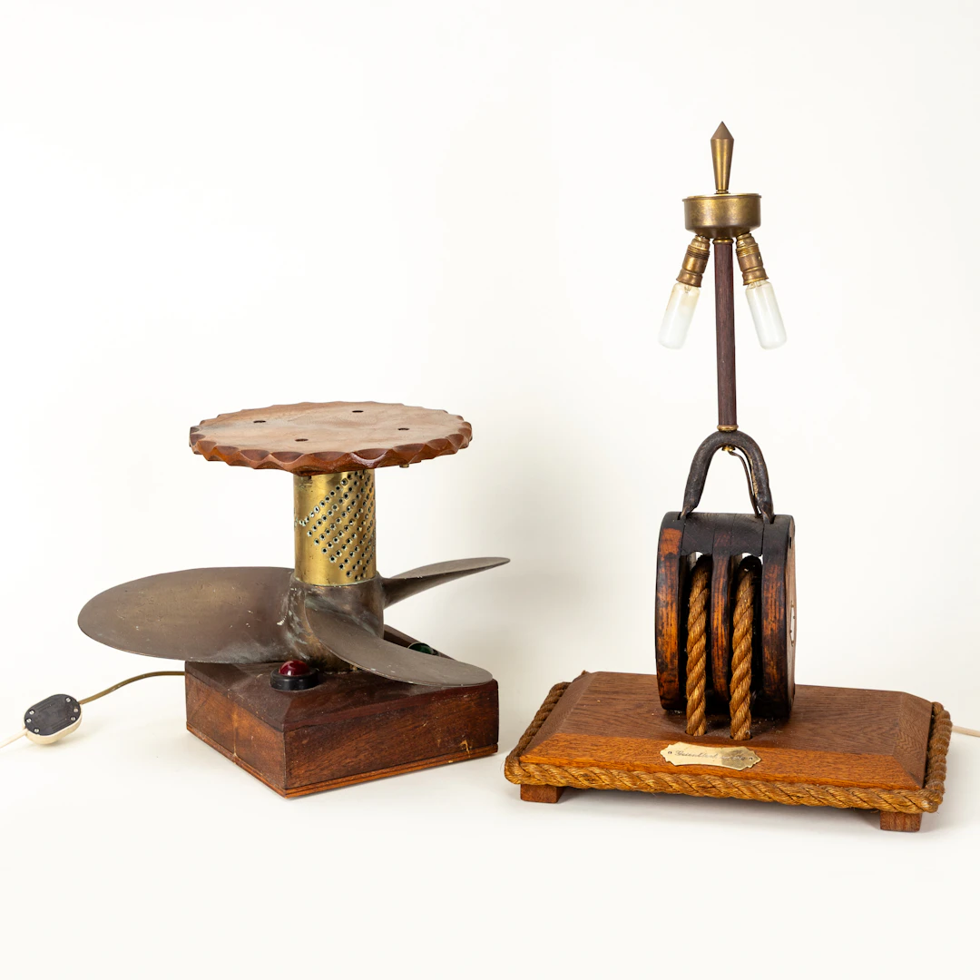 Zwei Tischlampen im maritimen Stil: Schiffspropeller und Blockrolle (2).