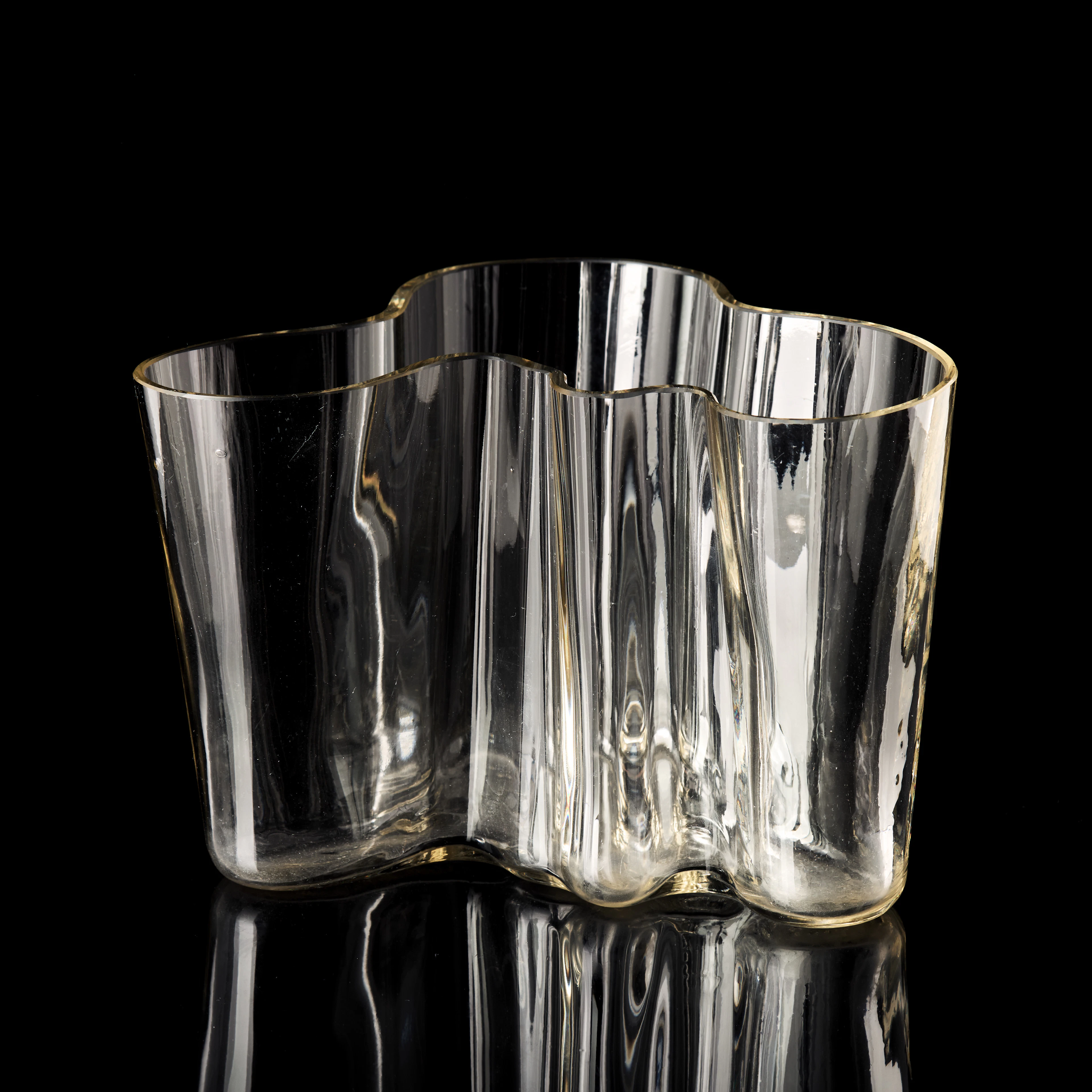 ALVAR AALTO. "Savoy", vas, Finland 1960/70-tal, gultonad glasmassa.