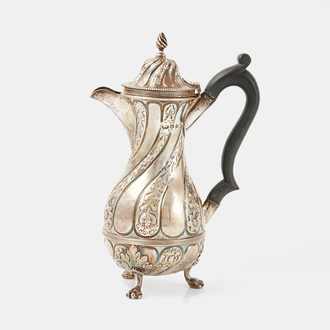 KAFFEKANNA, blomrelief i vriden dekor, svärtat trähandtag, Nathan