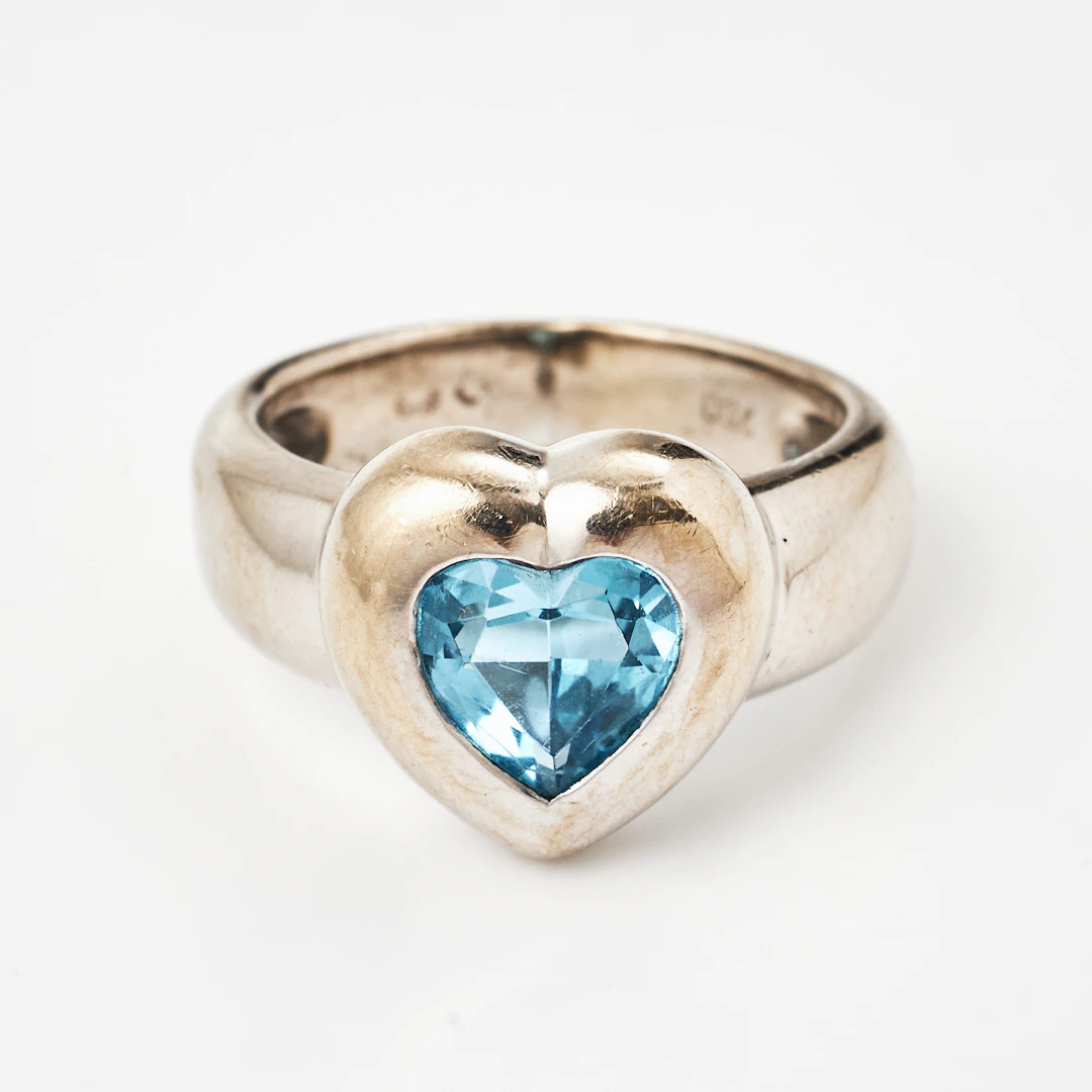 RING, 18 k rodierat vitguld, hjärtslipad blå topas , utländska stämplar.