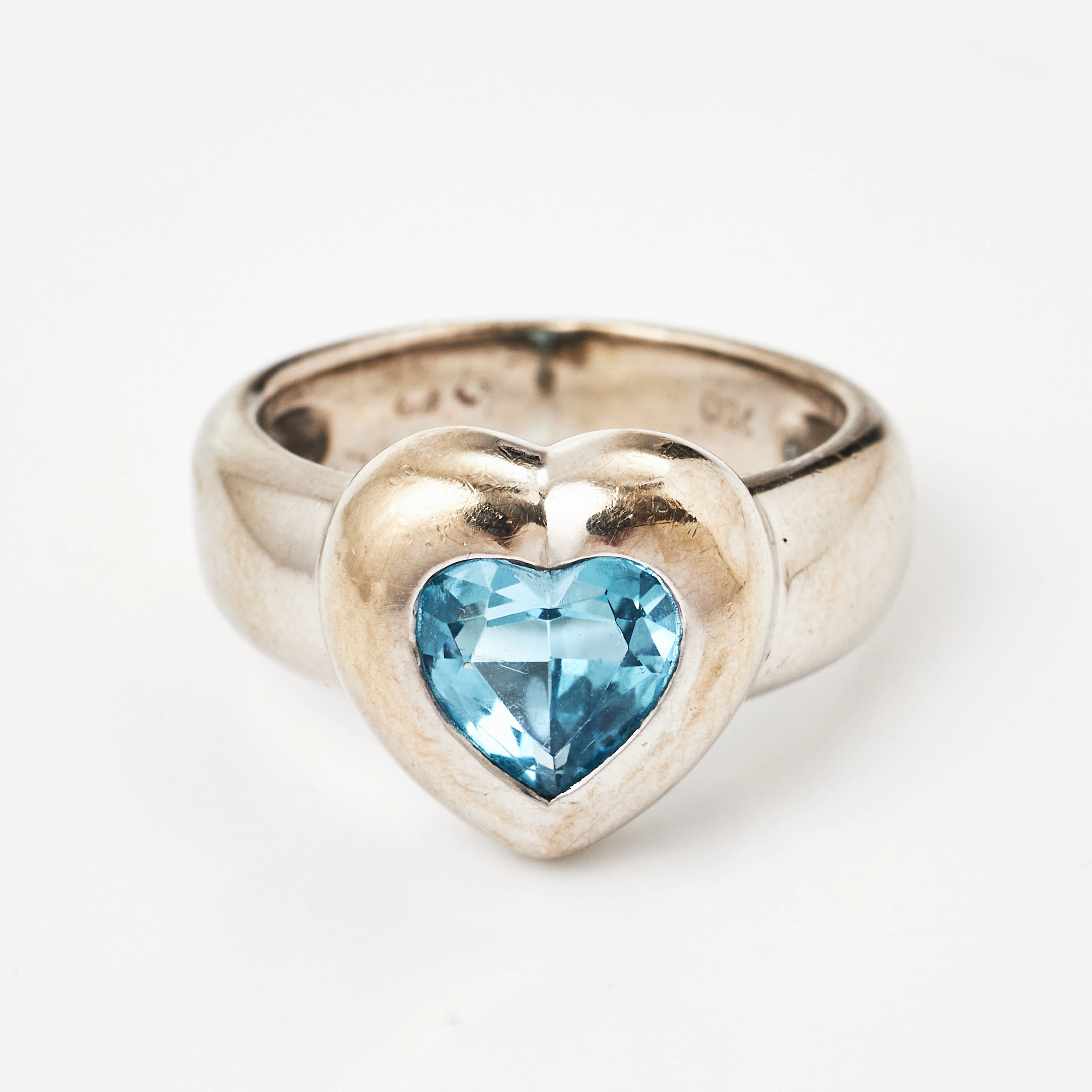 RING, 18 k rodierat vitguld, hjärtslipad blå topas , utländska stämplar.