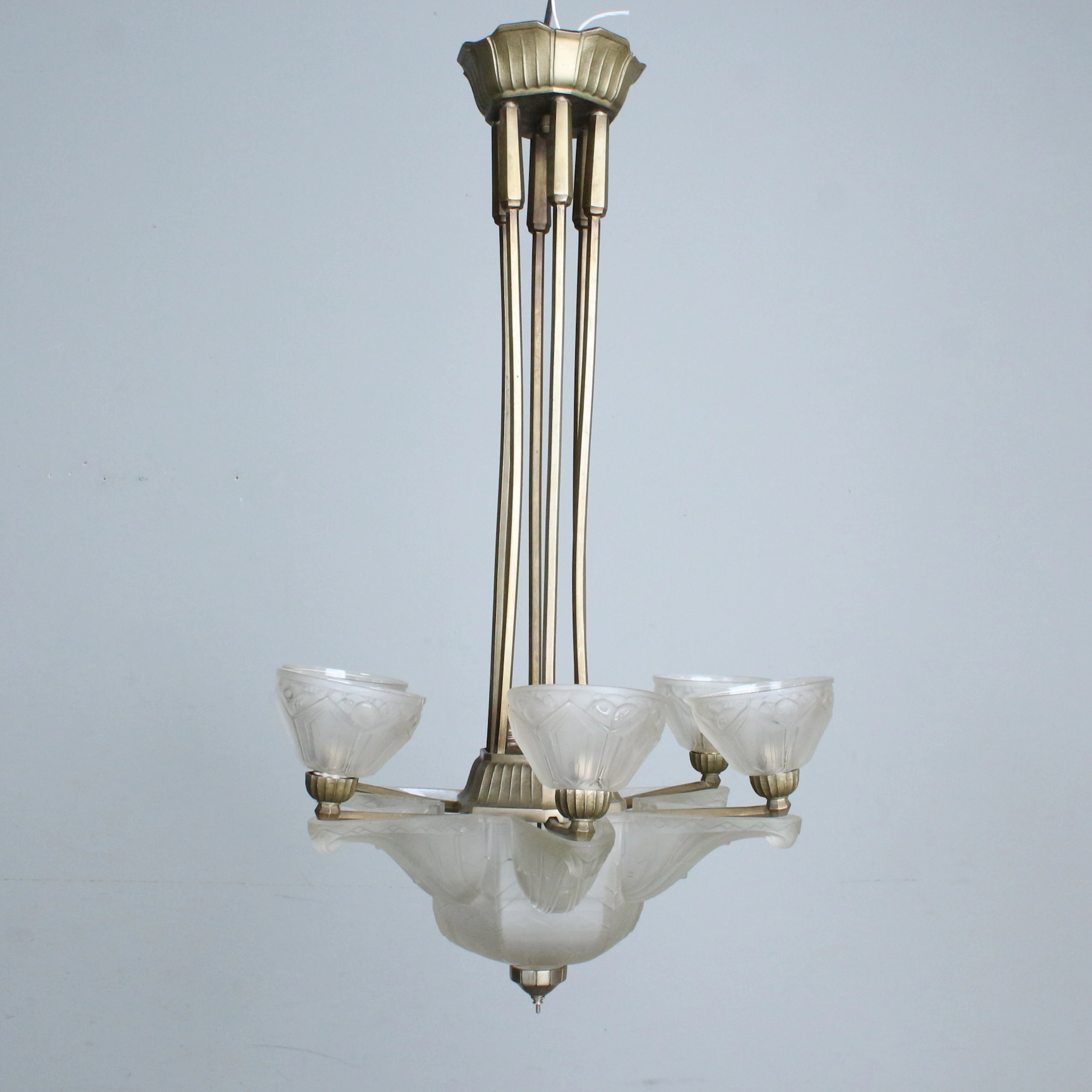 DECKENLAMPE, Art Deco, Metall und Milchglas, 9 Lichtpunkte, Hettier