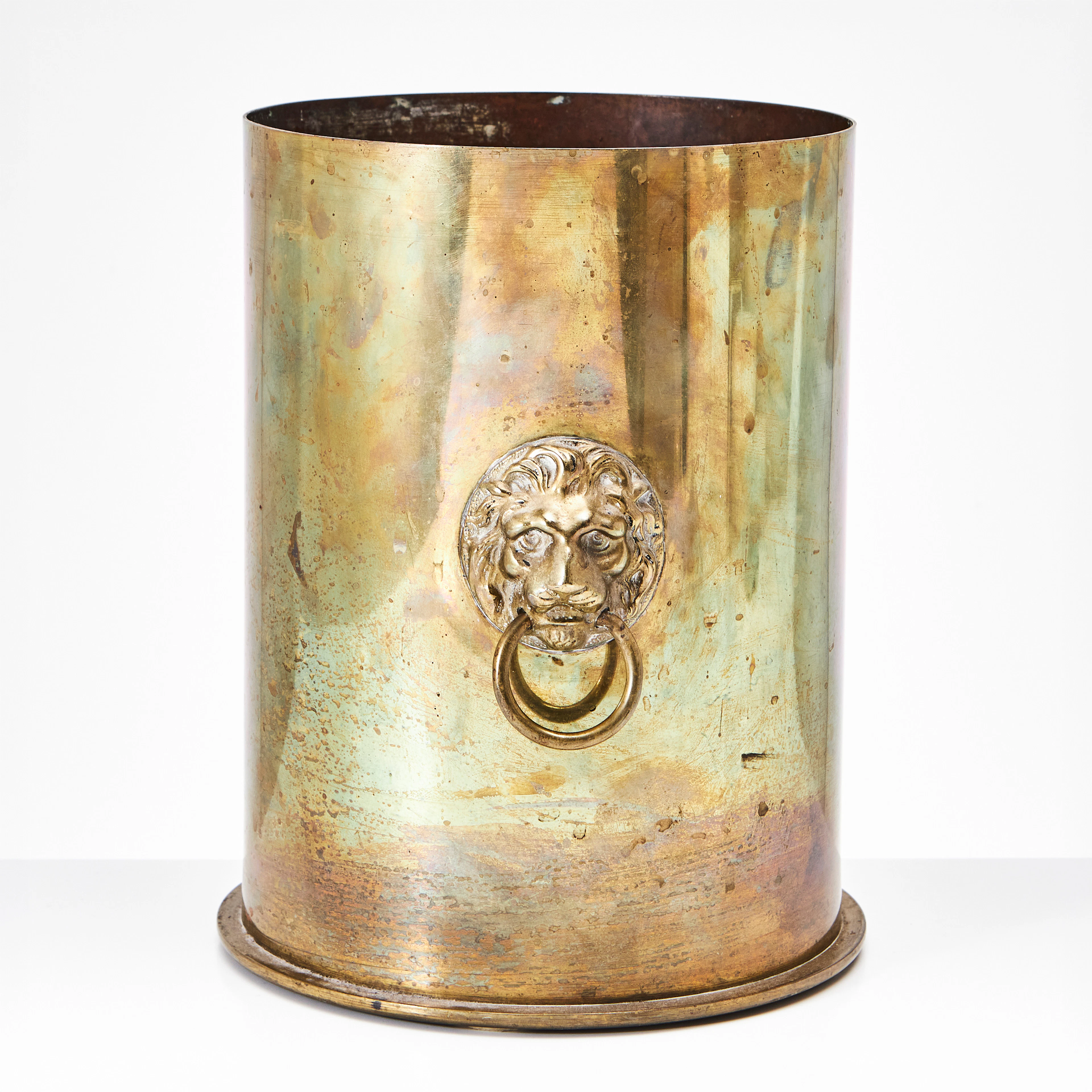 CHAMPAGNEKYLARE, mässing, 1900-tal, dekor med lejonmaskaroner.