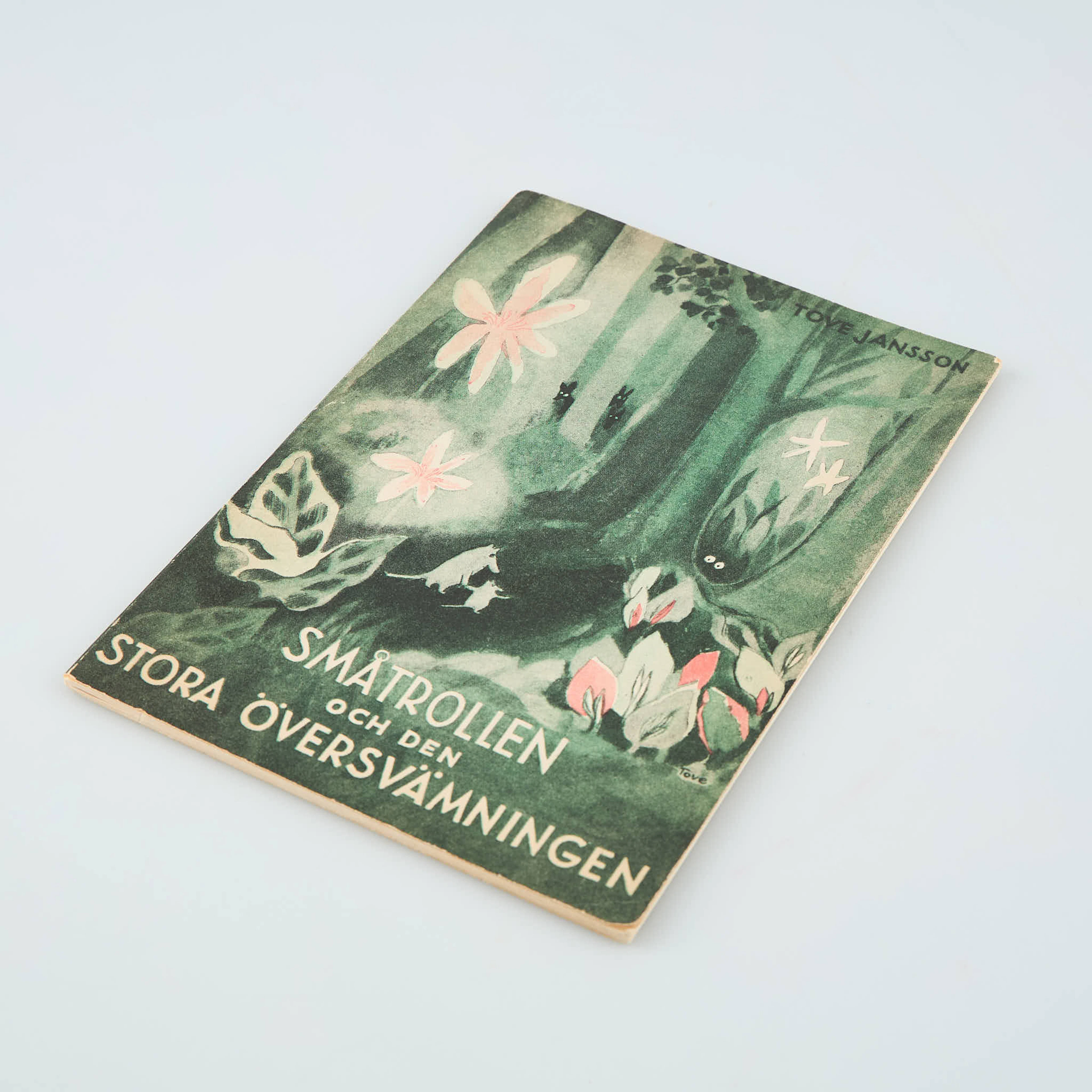 TOVE JANSSON. "SMÅTROLLEN OCH DEN STORA ÖVERSVÄMNINGEN". Första upplagan, 1945.