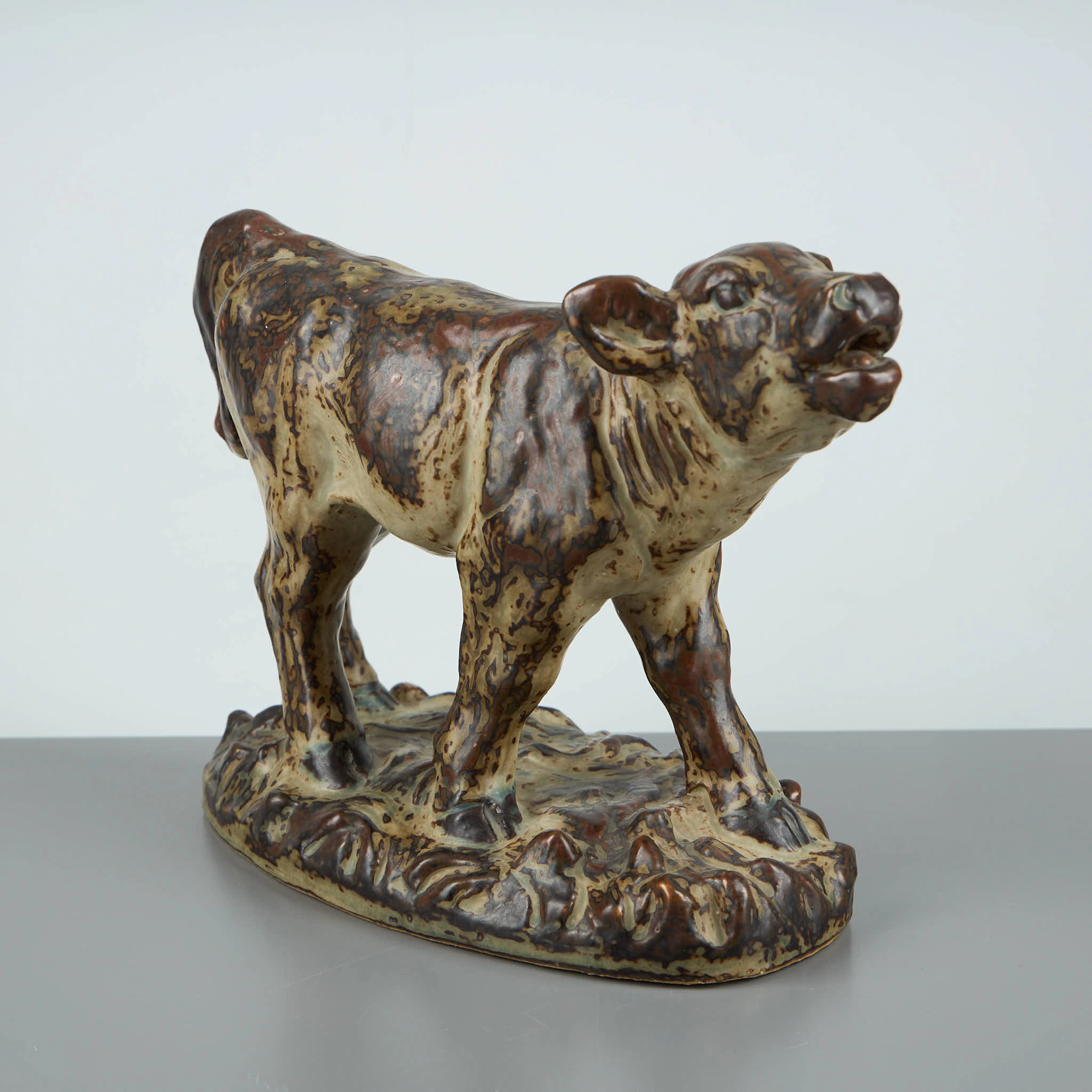 FIGURIN. Kalv nr 21736, signerad KK (Knud Kyhn), Royal Copenhagen, Danmark.