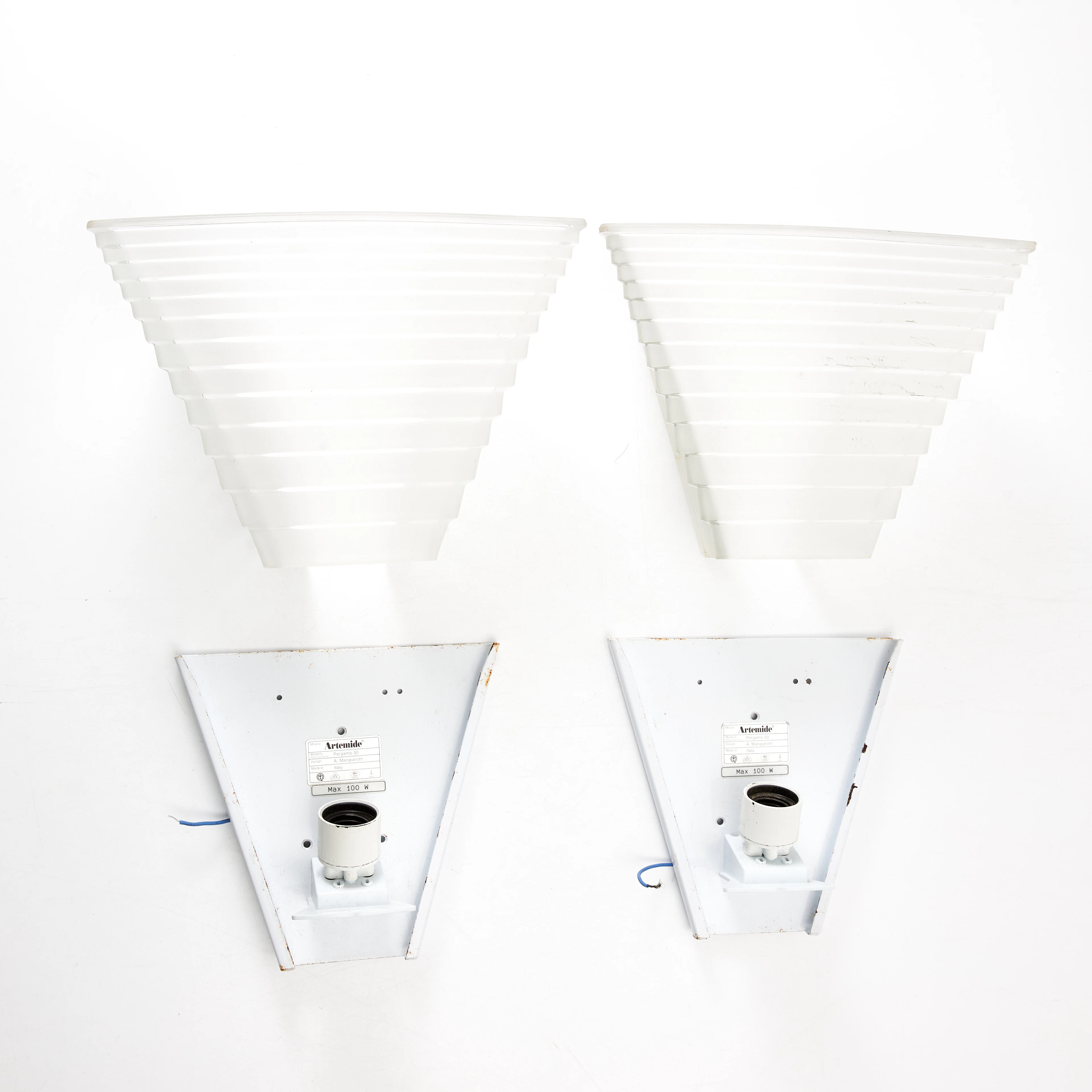 ANGELO MANGIAROTTI. Vägglampor, 1 par, "Pergamo 30", Artemide, Italien.
