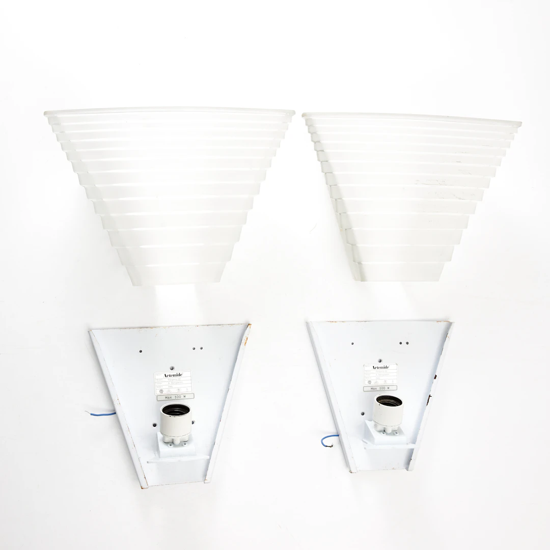 ANGELO MANGIAROTTI. Vägglampor, 1 par, "Pergamo 30", Artemide, Italien.