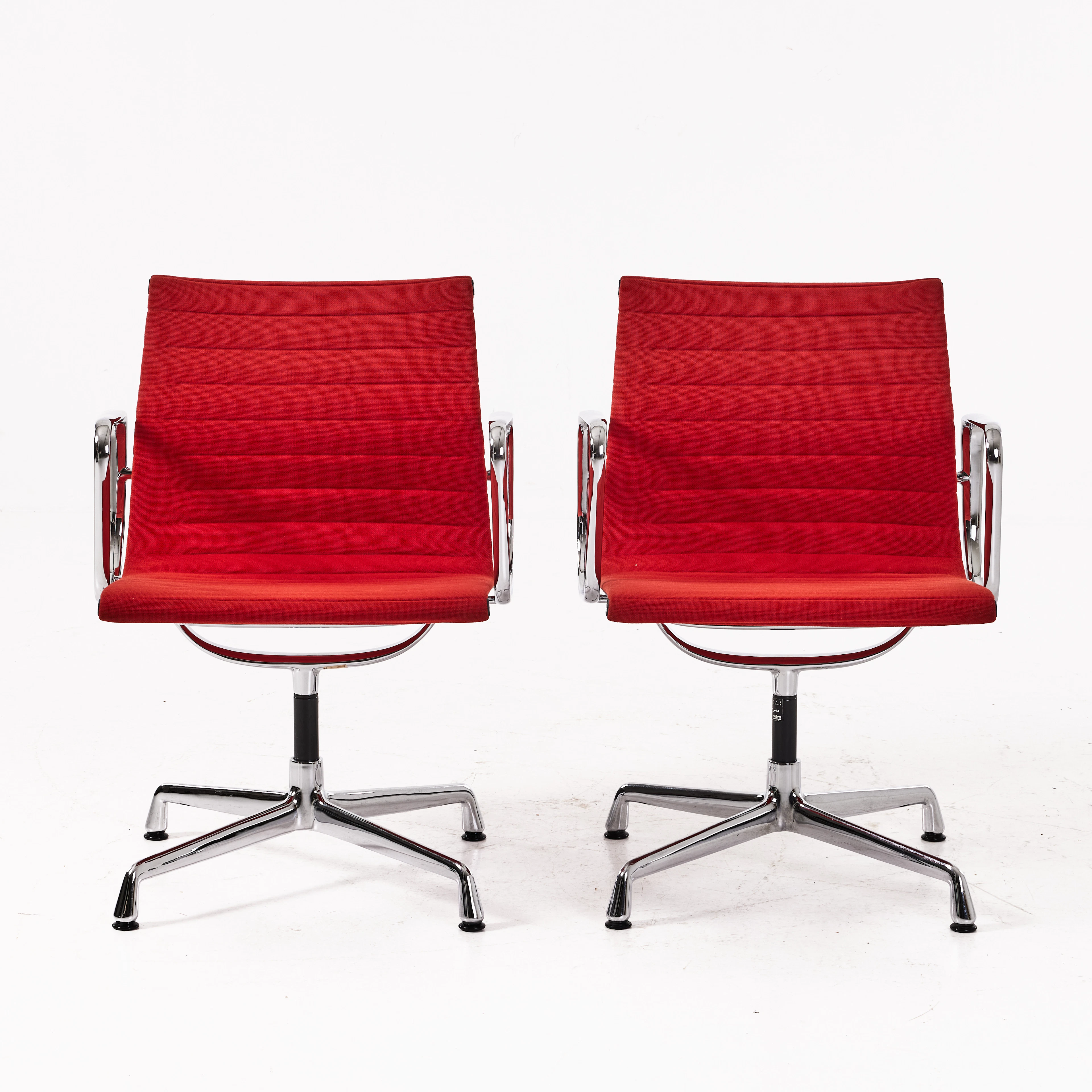 CHARLES & RAY EAMES. Kontorsstolar/stolar, 2 st, modell 'Aluminium