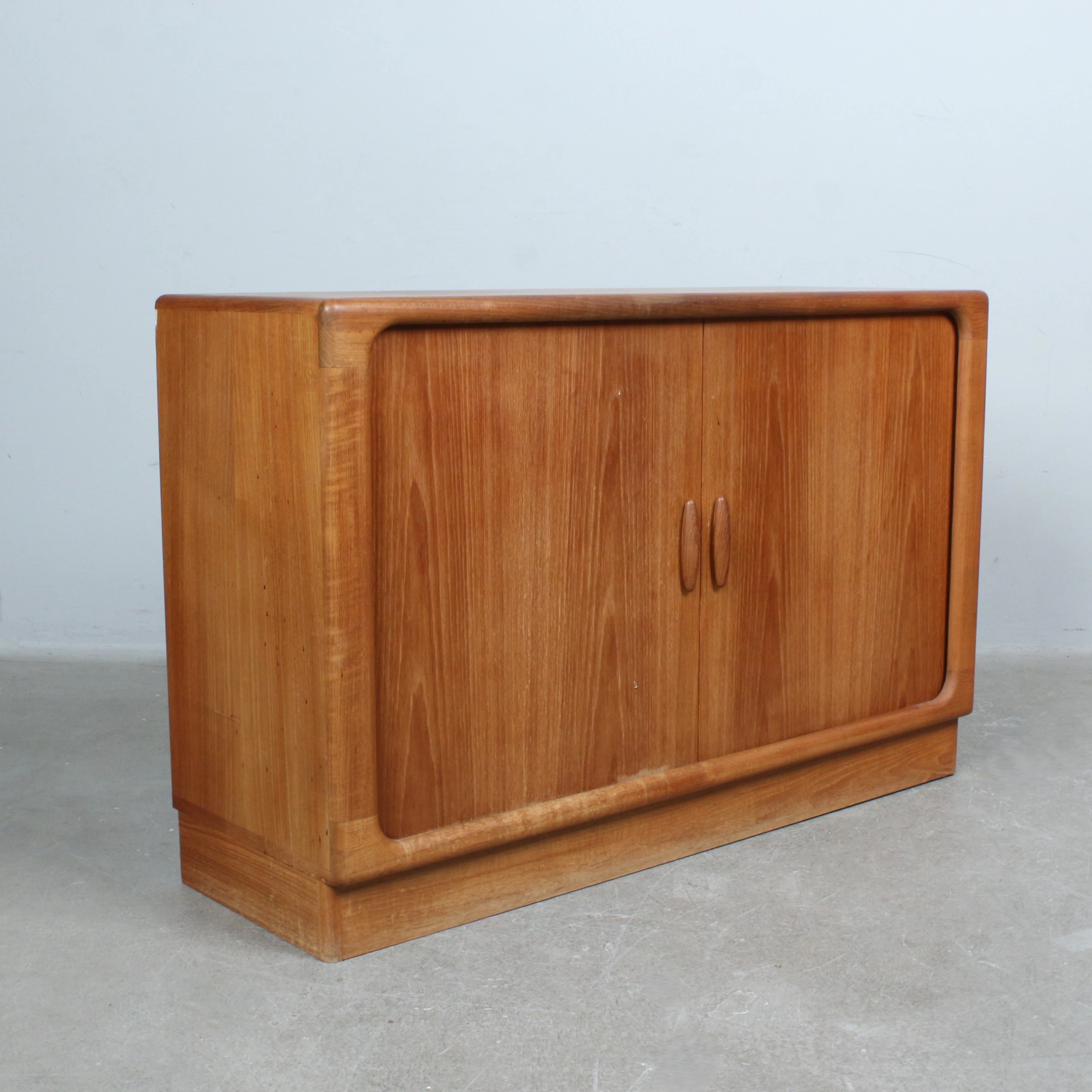 DYRLUND. Sideboard/ Anrichte mit Tambourtüren von Dyrlund Dänemark