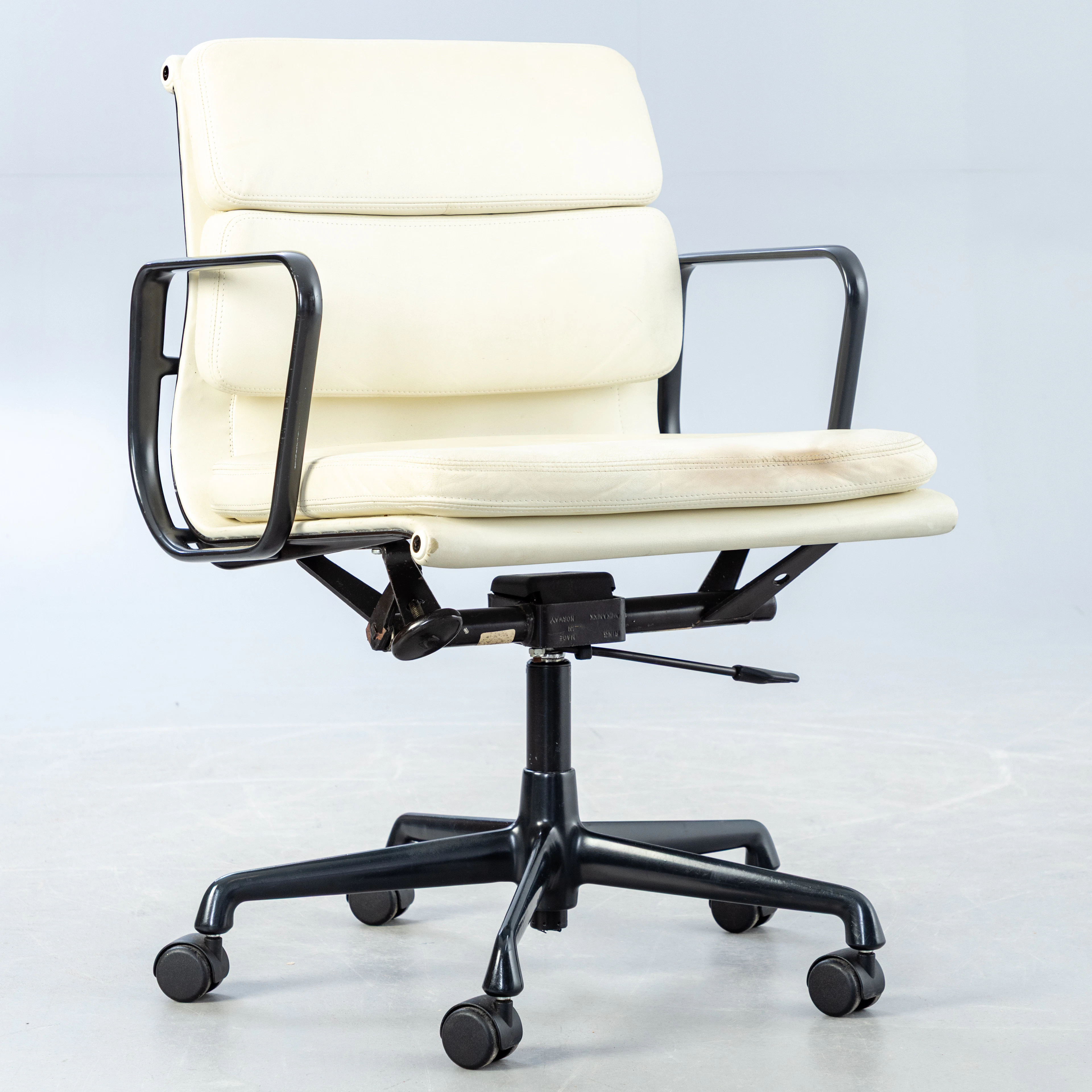 RAY & CHARLES EAMES. Bürostuhl, EA 217, Softpad, Herman Miller/Vitra.