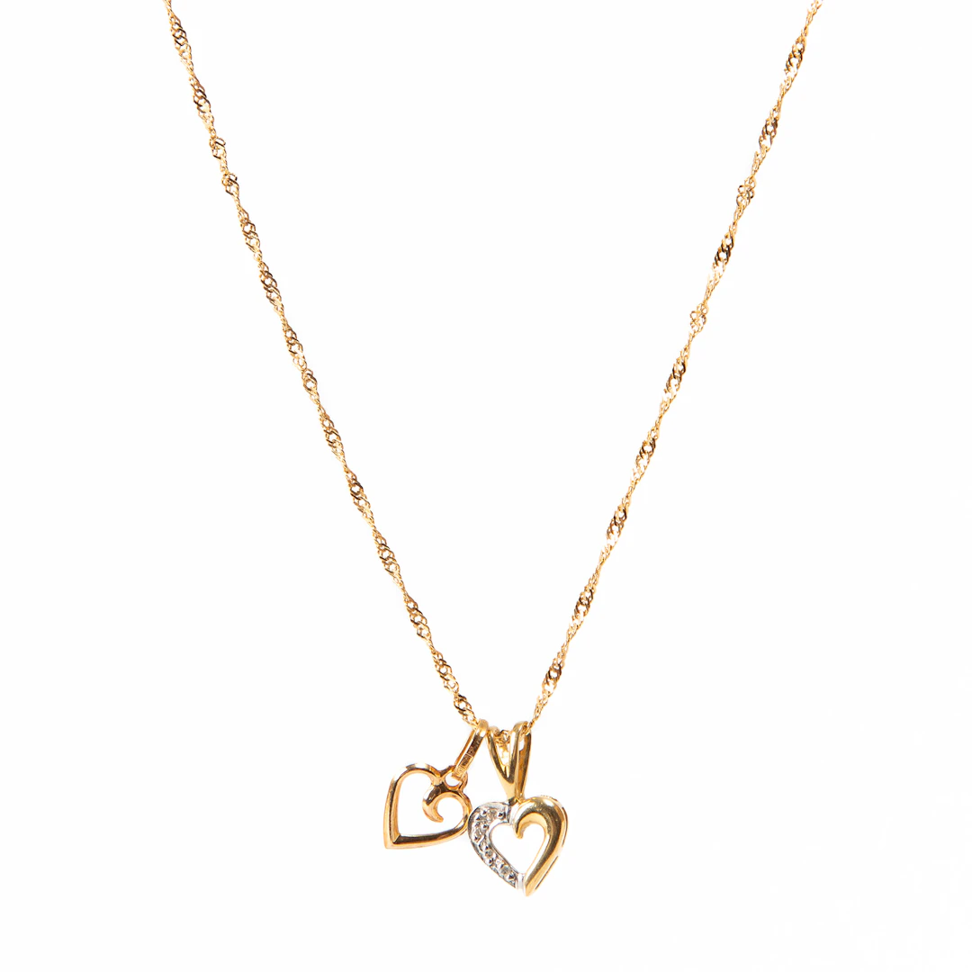HÄNGEN, 2 st, 18K guld och vitguld med fyra diamanter.