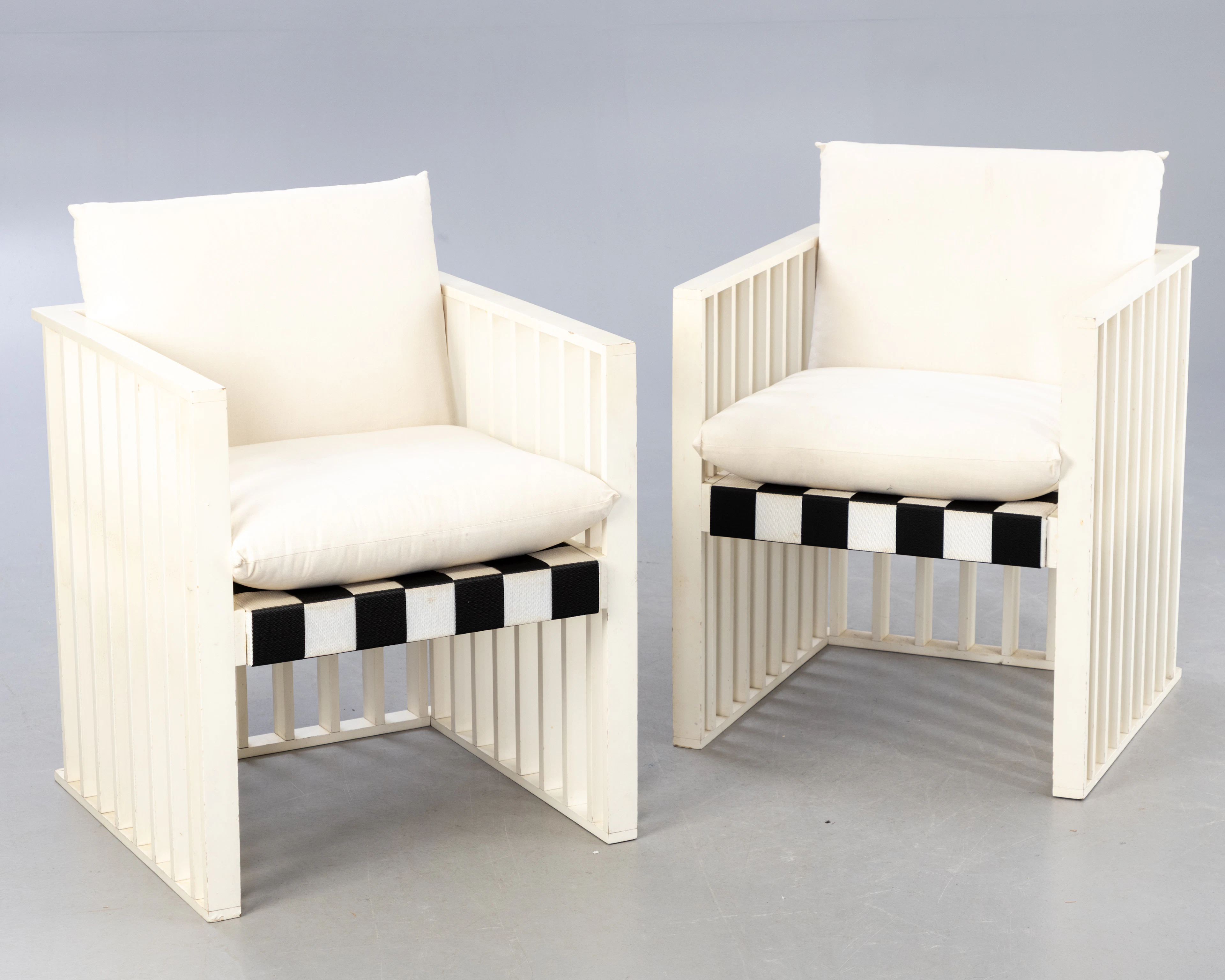 JOSEF HOFFMANN & KOLOMAN MOSER. 2 Armlehnstühle ''Purkersdorf'', Wittmann (2).