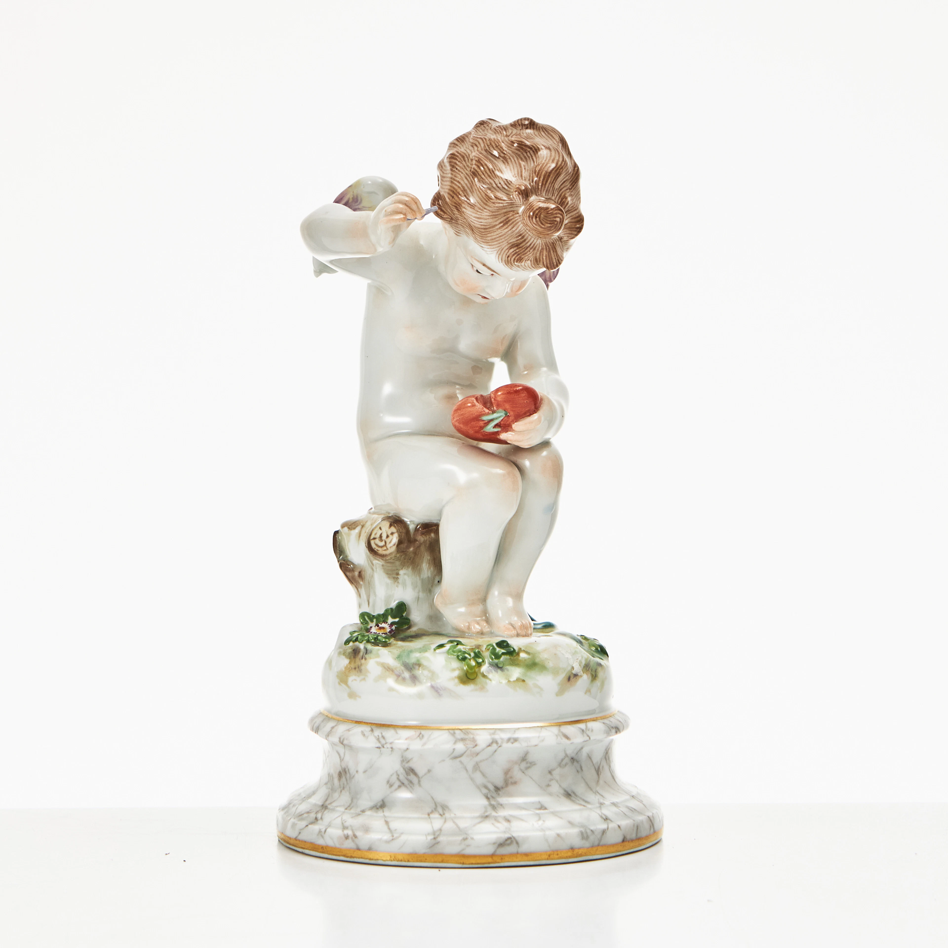 HEINRICH SCHWABE. "Cupid sewing a heart", figurin, porslin, Tyskland