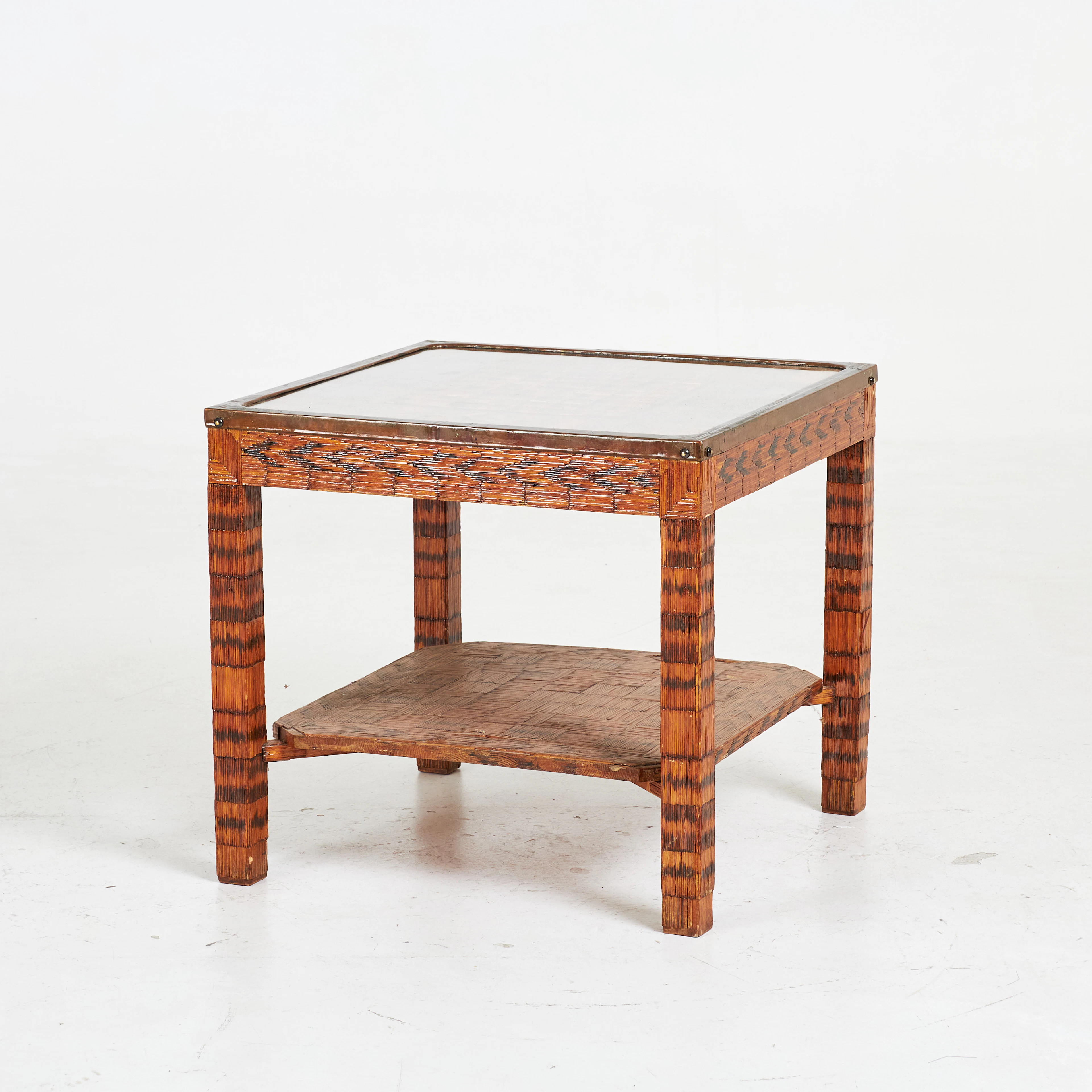 RÖKBORD. 1930-40 tal, stavlagd med mindre tändstickstora bitar, lackad