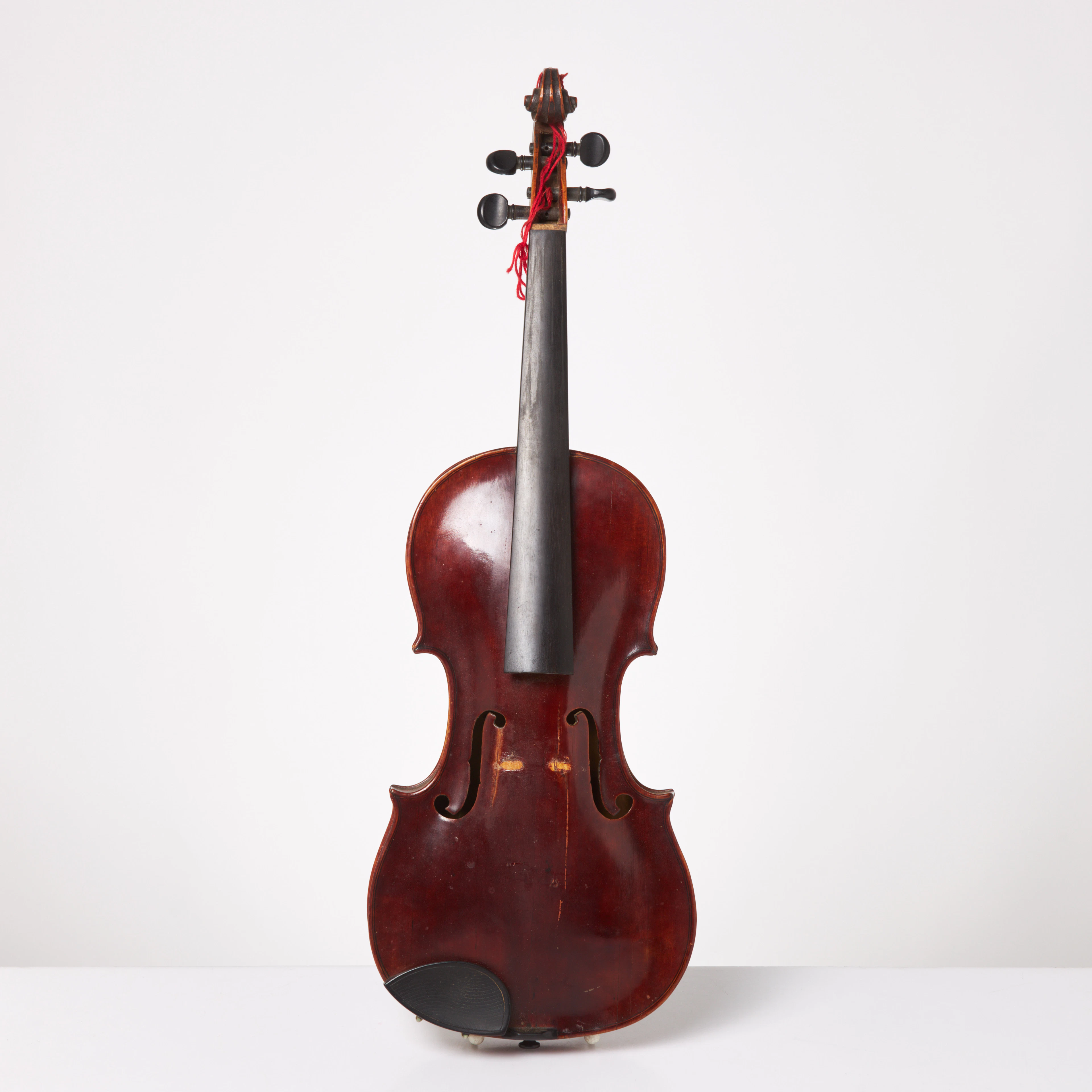 VIOLIN. 1700-tal, lock i tät gran, sidor, tvådelat bakstycke lönn