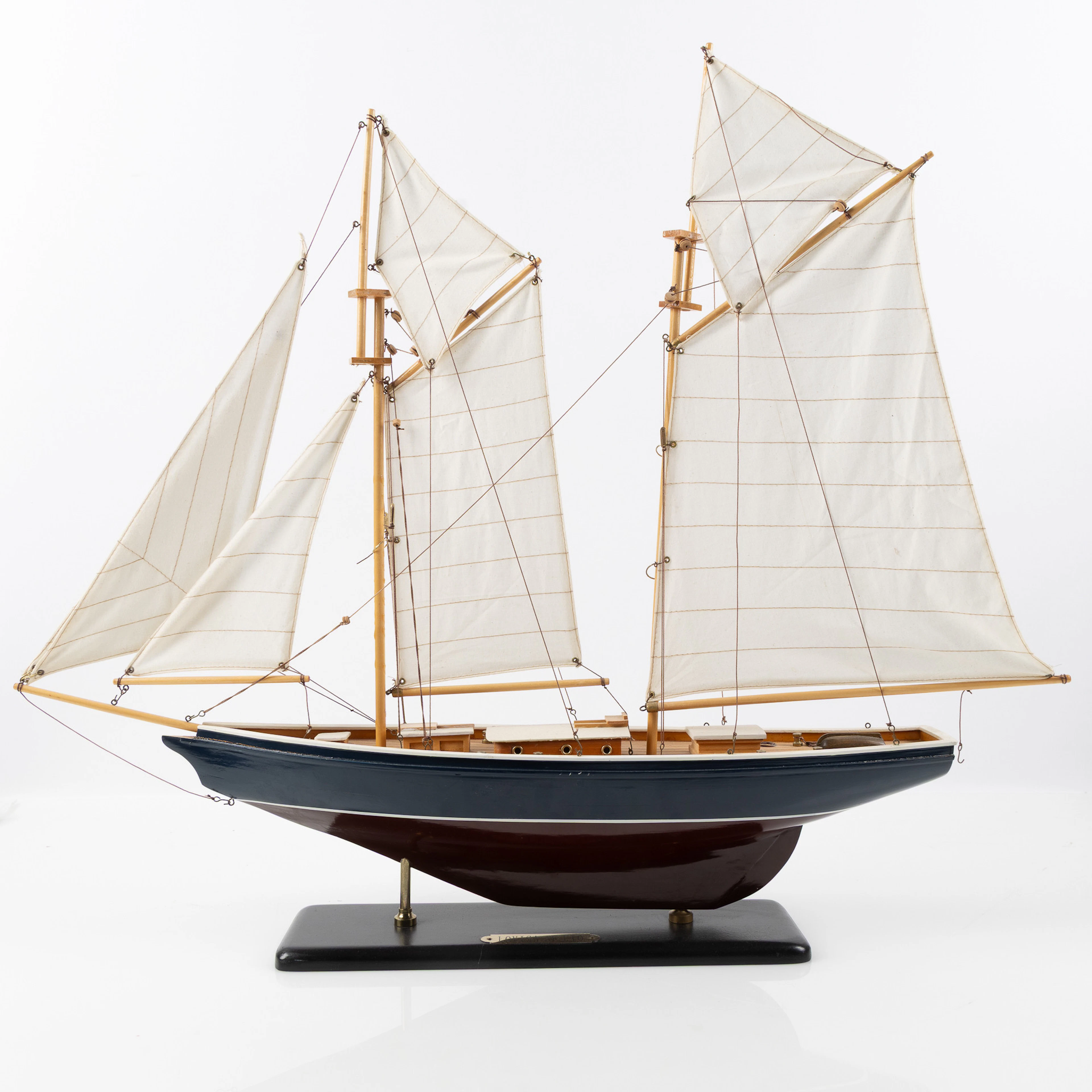 POND YACHT, seglande modell "Lovisa af Utö", bemålat köl, sydda segel