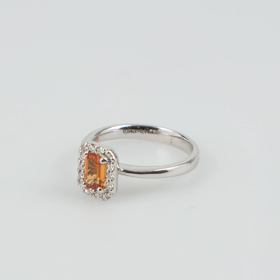 SAFIR/DIAMANTRING, 18K vitguld, 0.64 ct + 0.14 ct, Ø 16,5.