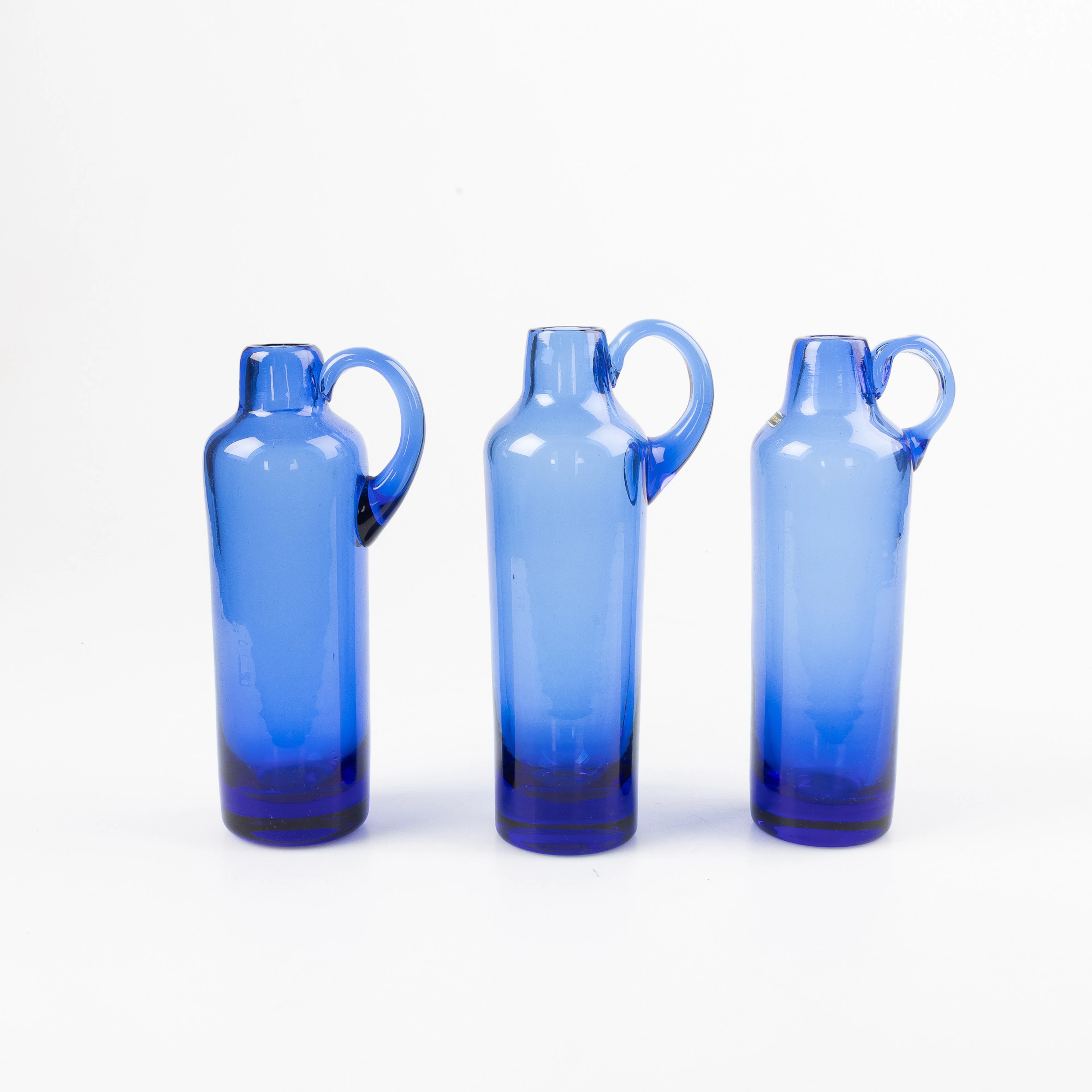 MONICA BRATT. Vaser med hänkel, "B178", 3 st, blått glas, Reijmyre.