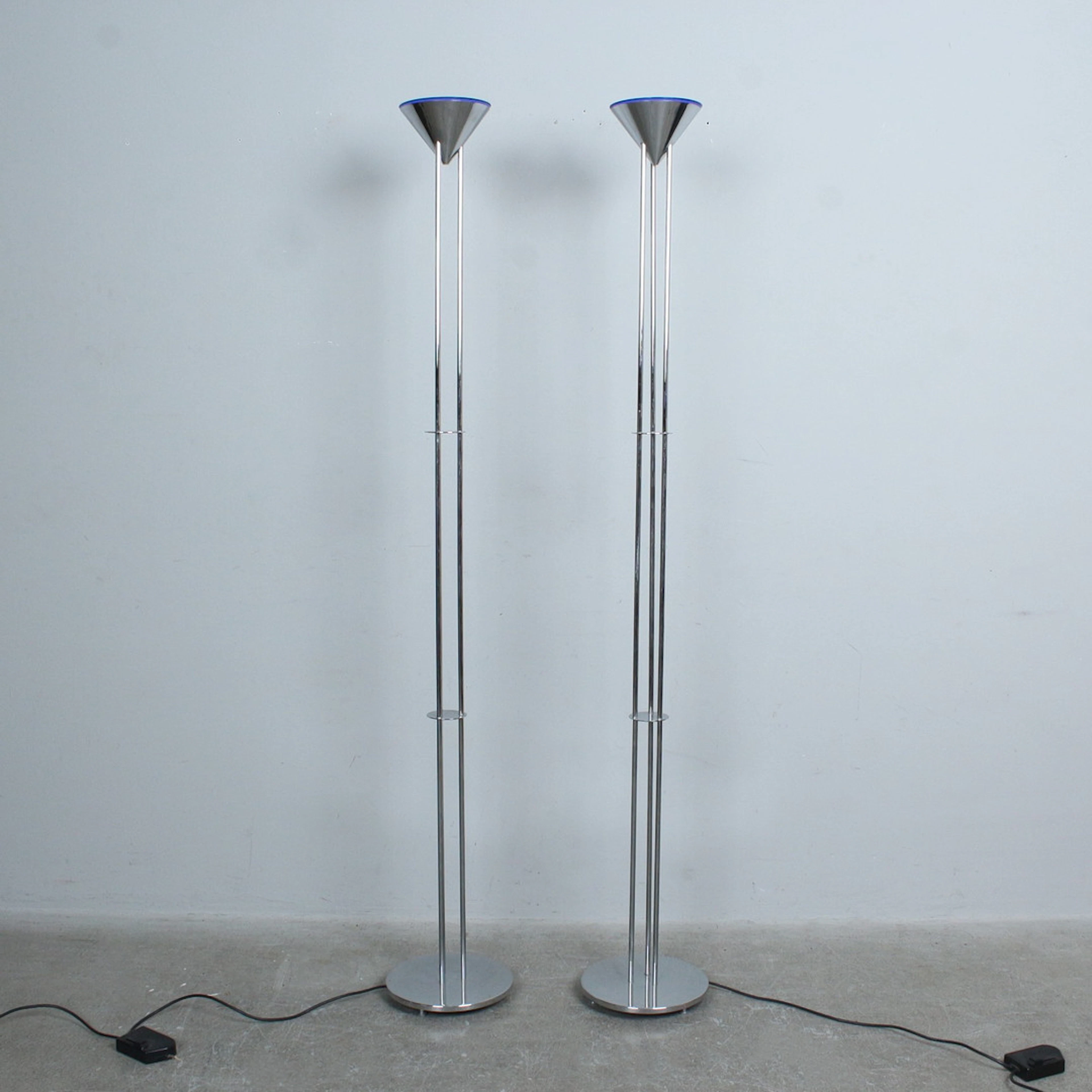 CLASSICON. ClassiCon. Paar Stehlampen der 1980er, Chrom, Glas.