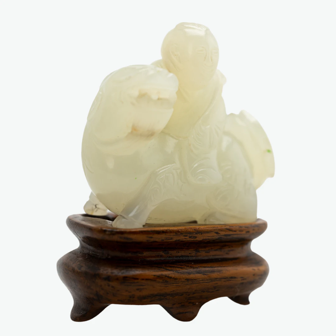 Knabe auf einem Fabeltier Qilin als Anhänger, Jade, China, späte Qing-Dynastie.