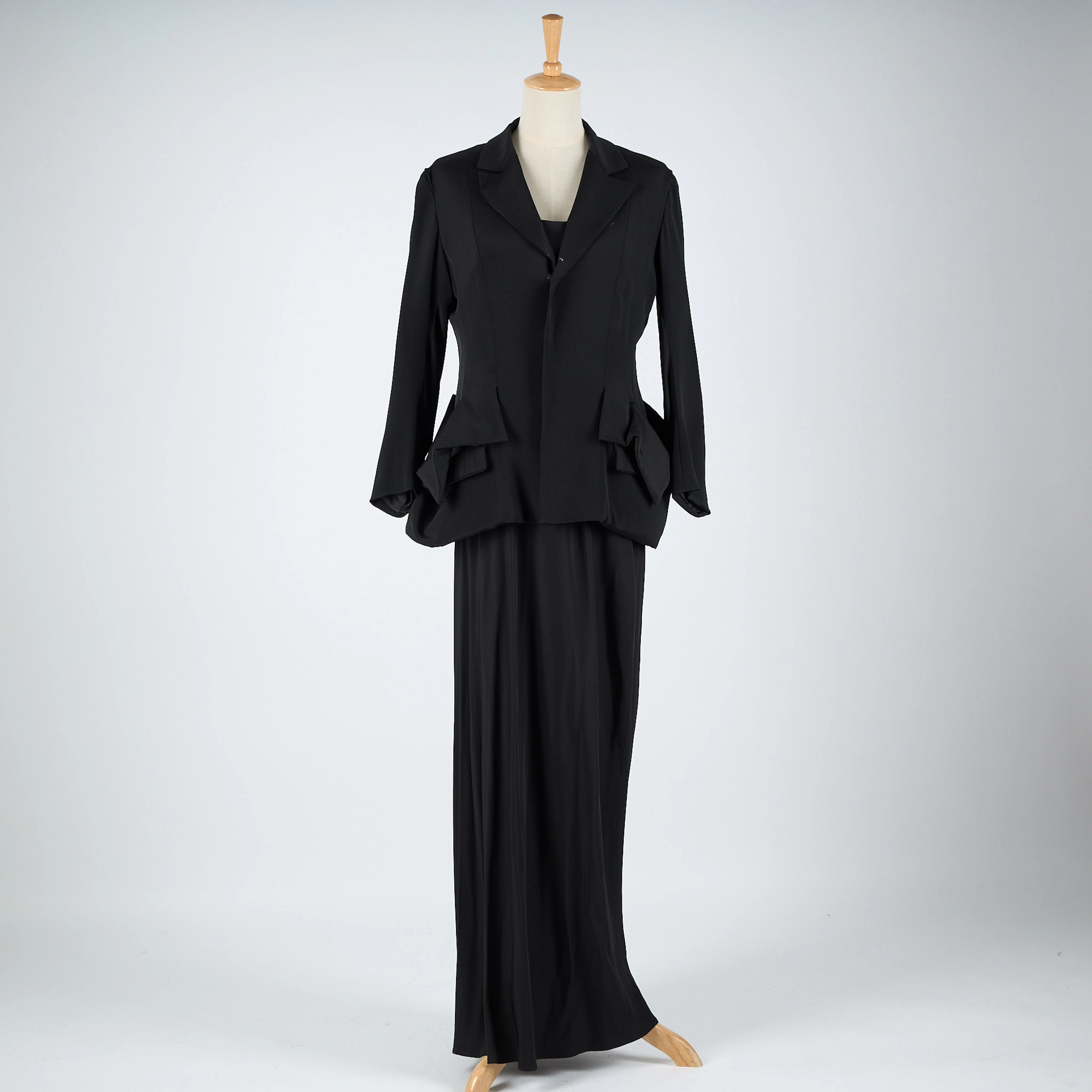 YOHJI YAMAMOTO, långklänning och kavaj.