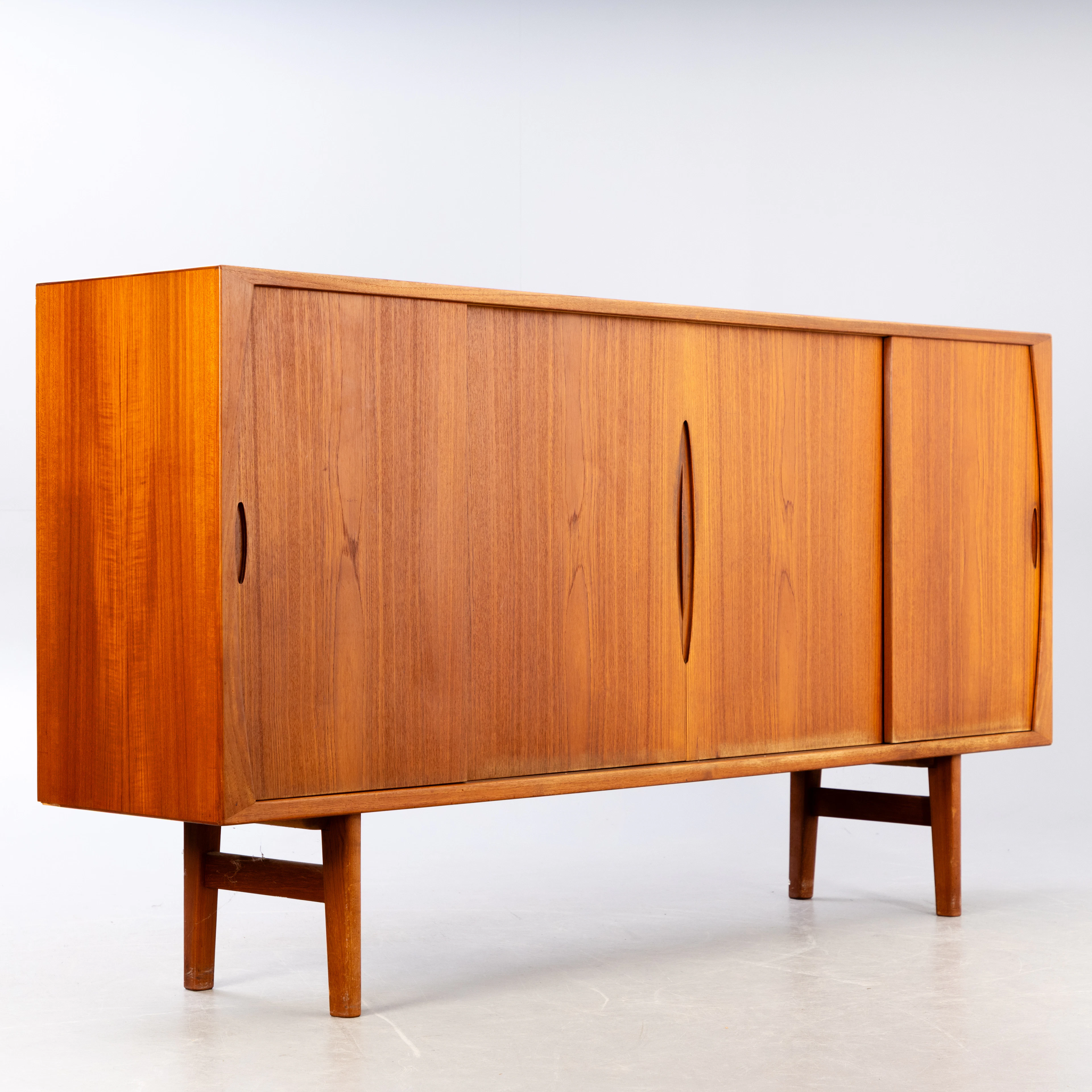 HENNING KJÆRNULF. Sideboard / Highboard in Teakholz für Bruno Hansen
